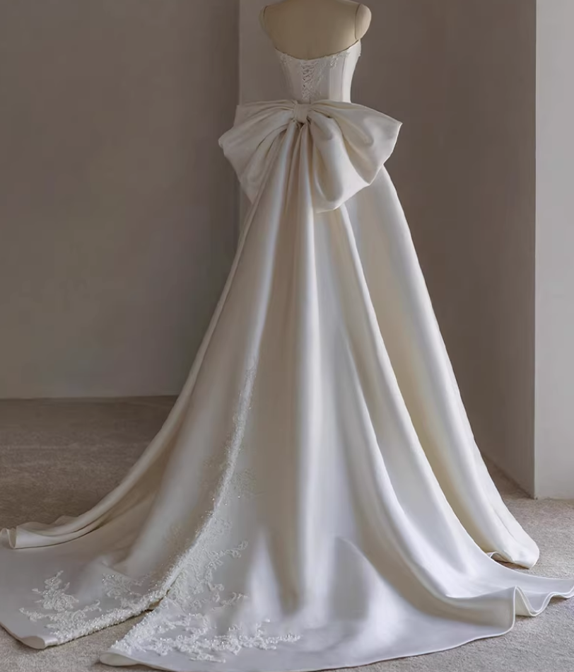 ウエディングドレス ベアトップ キラキラ光る刺繍 豪華なバックリボン ロイヤルサテン 結婚式