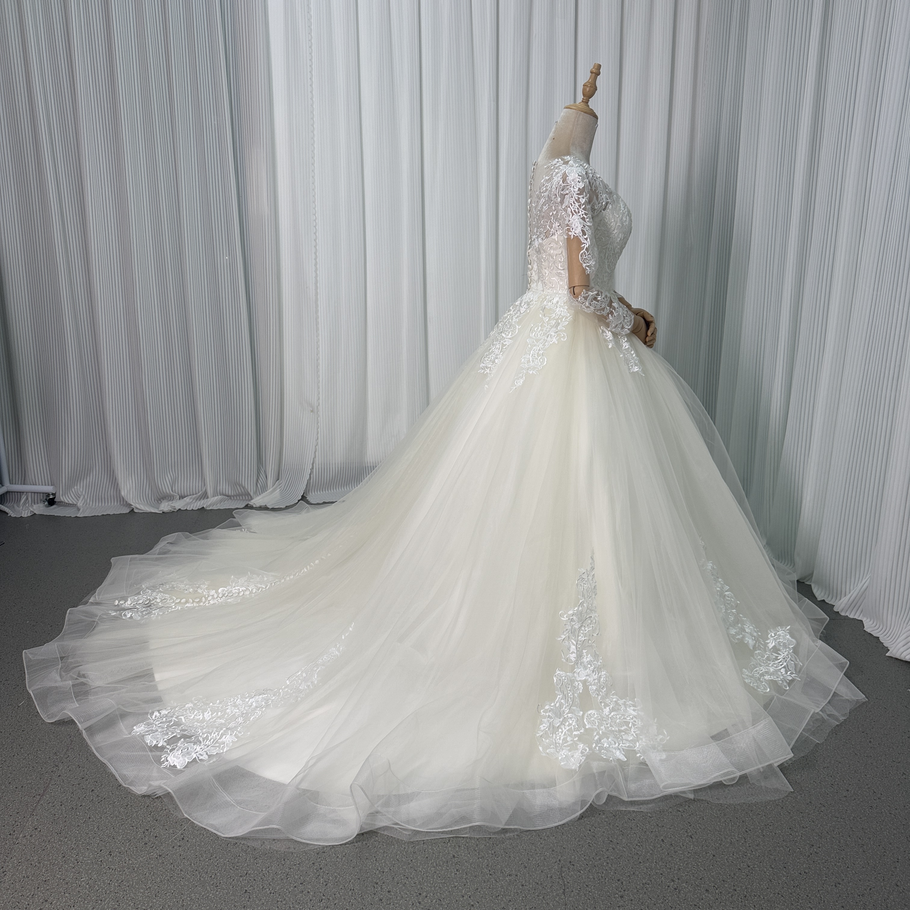 フランス風 ウェディングドレス アイボリー 流れる透け花レース シースルー袖 プリンセスライン くるみボタン 結婚式