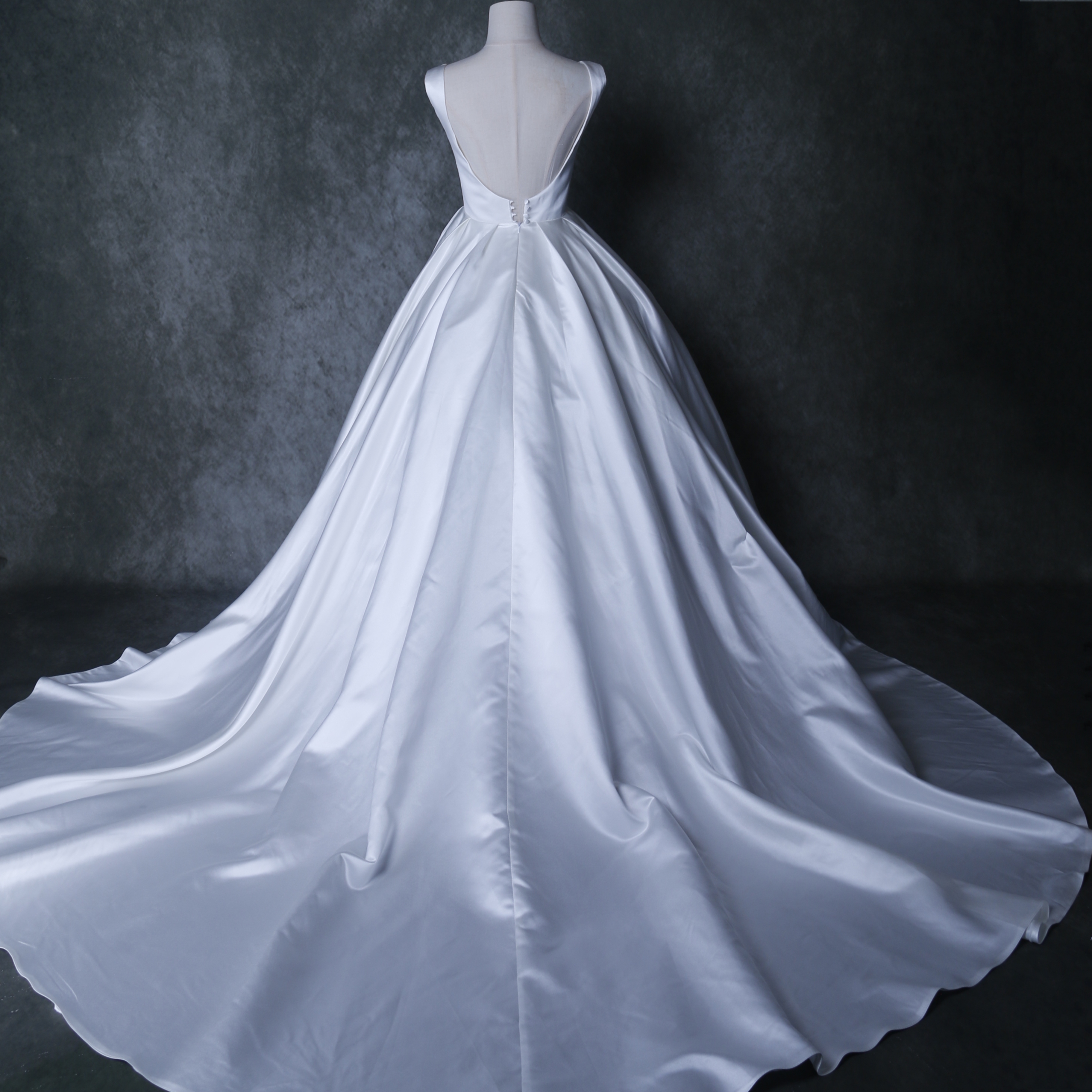 上品！ウエディングドレス アイボリー プリンセスライン 背中見せ 結婚式/披露宴