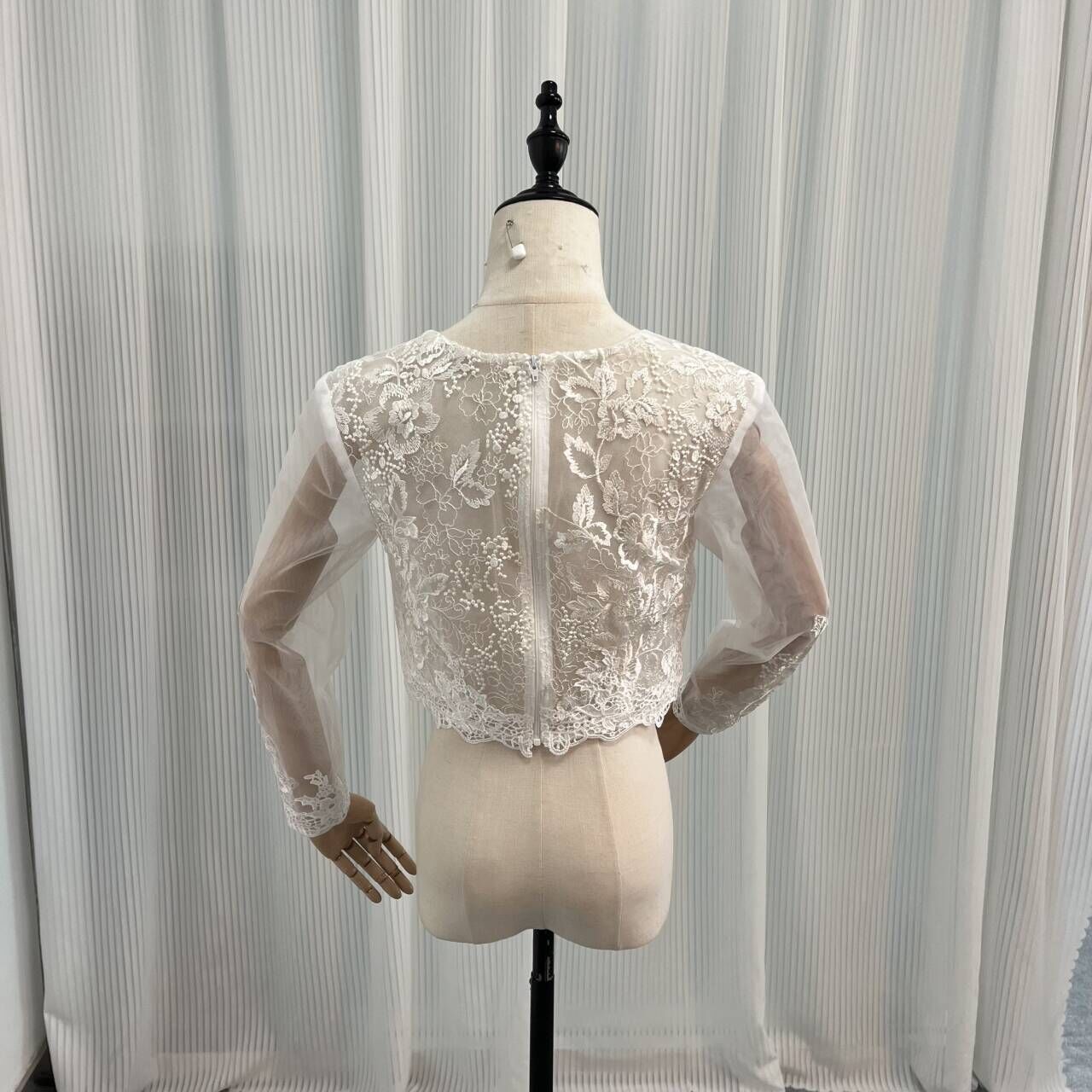 可愛い ボレロ Vネック 流れる透け花レース ファスナー ウェディングドレス