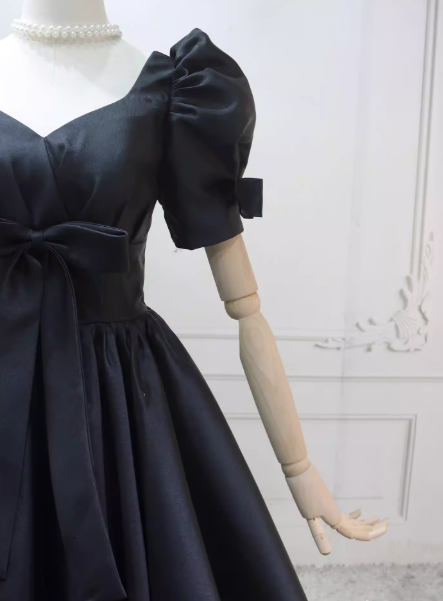 パーティードレス ブラック パフスリーブ リボン 細見えシルエット 光沢サテン 編み上げ ロング 披露宴