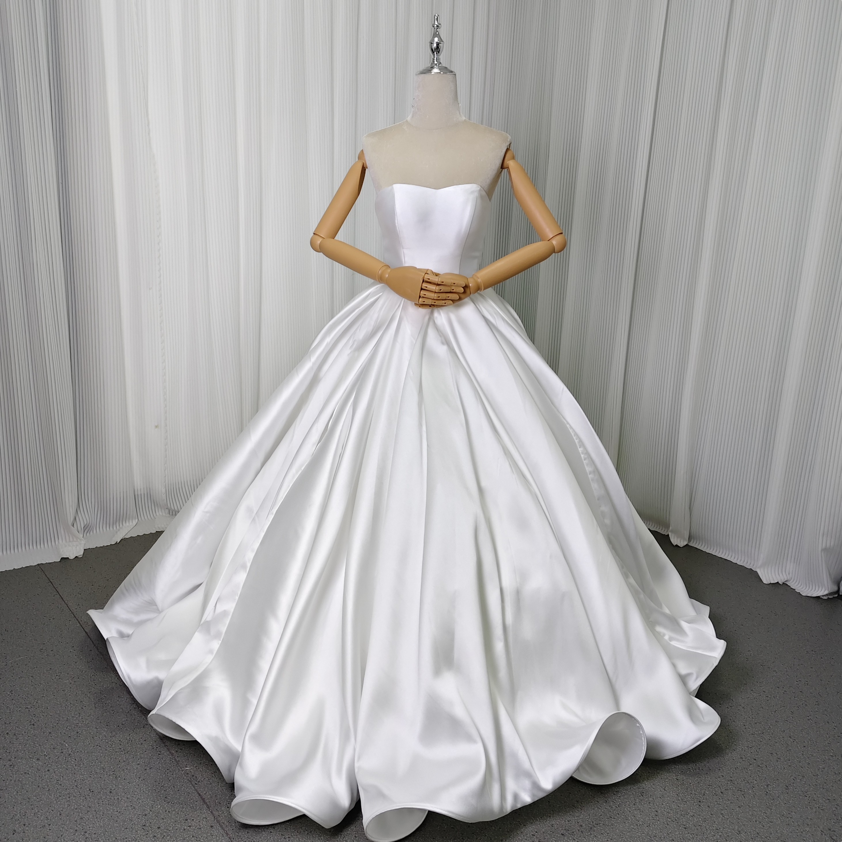 ウェディングドレス ベアトップ ミカドサテン ラッフルフリル 豪華なバックリボン 編み上げ 結婚式