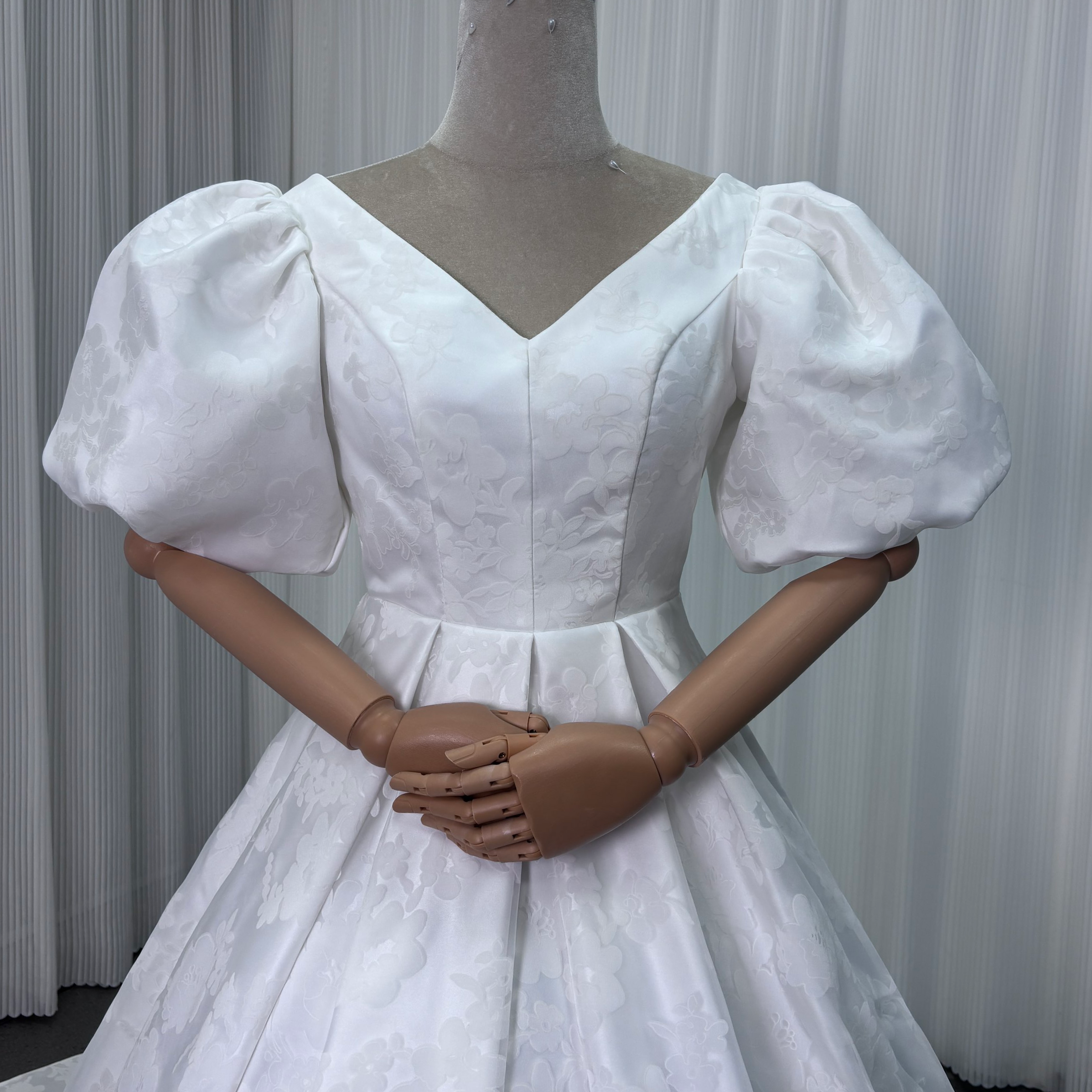 ウェディングドレス ジャカード生地 Vネック パフスリーブ 背中見せ ロングトレーン くるみボタン 結婚式