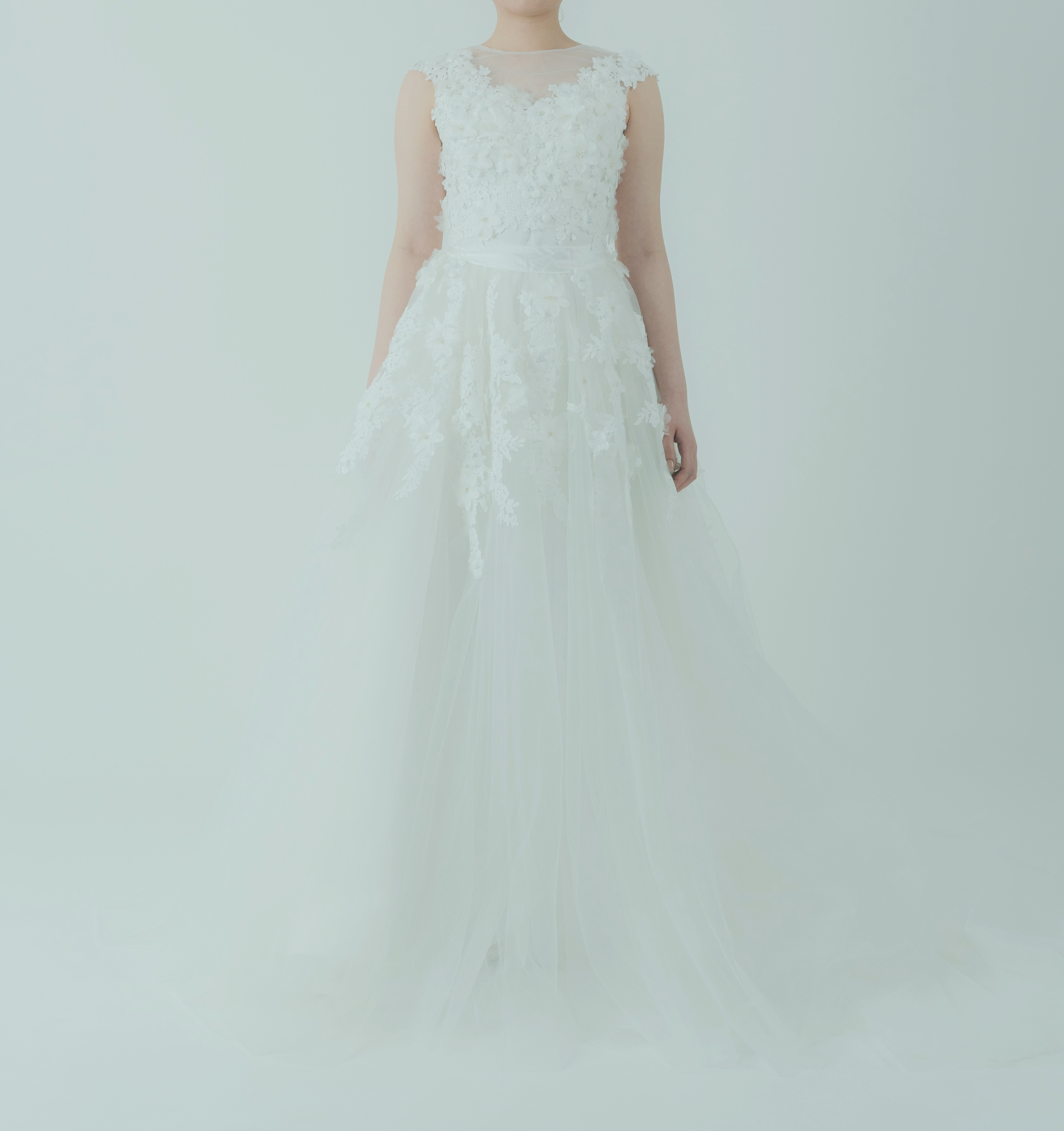フランス風 ウエディングドレス 花モチーフ ノースリーブ くるみボタン 繊細レース 可愛い 結婚式