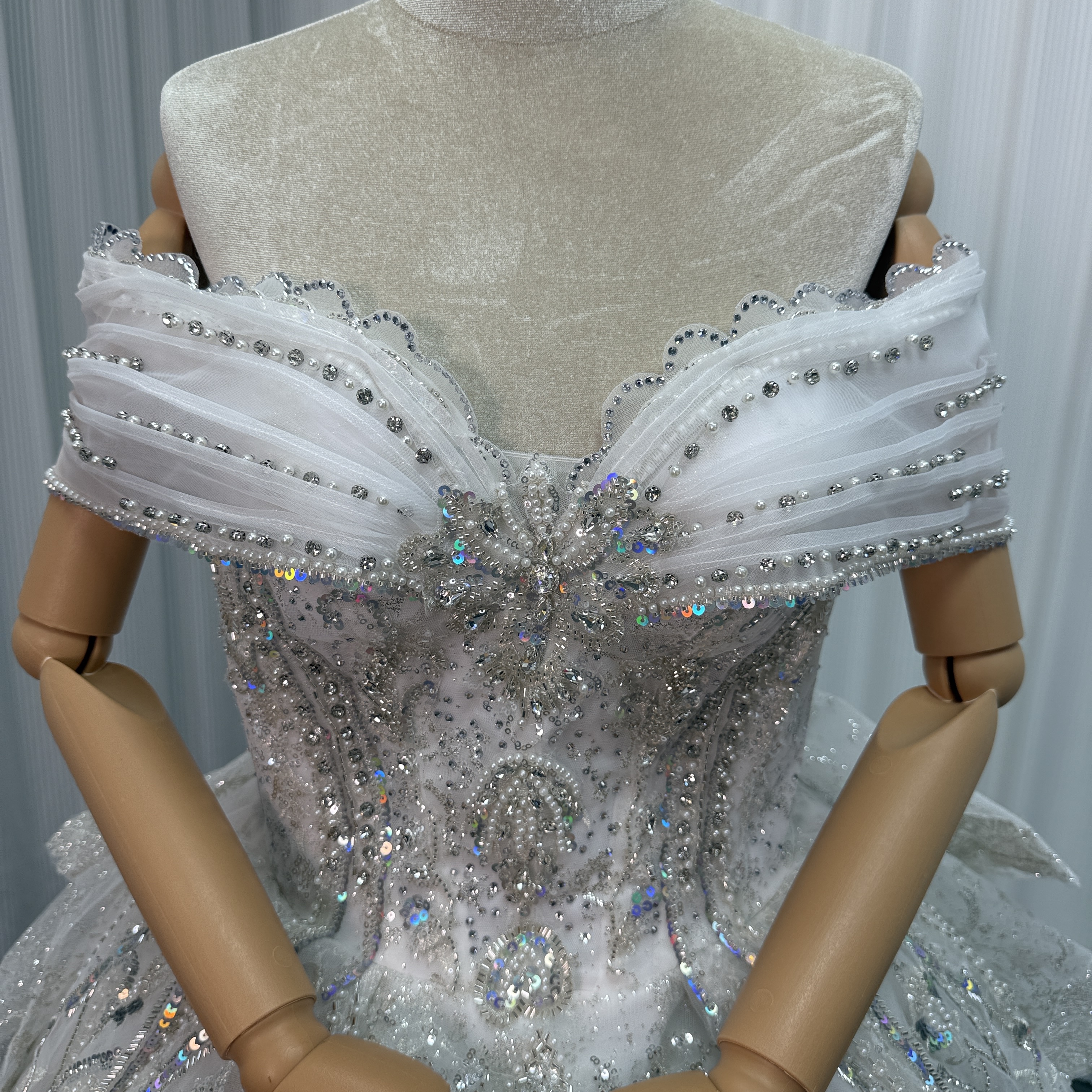 ウエディングドレス オフショルダー キラキラスパンコール キラキラ光る刺繍 プリンセスライン 編み上げ 結婚式