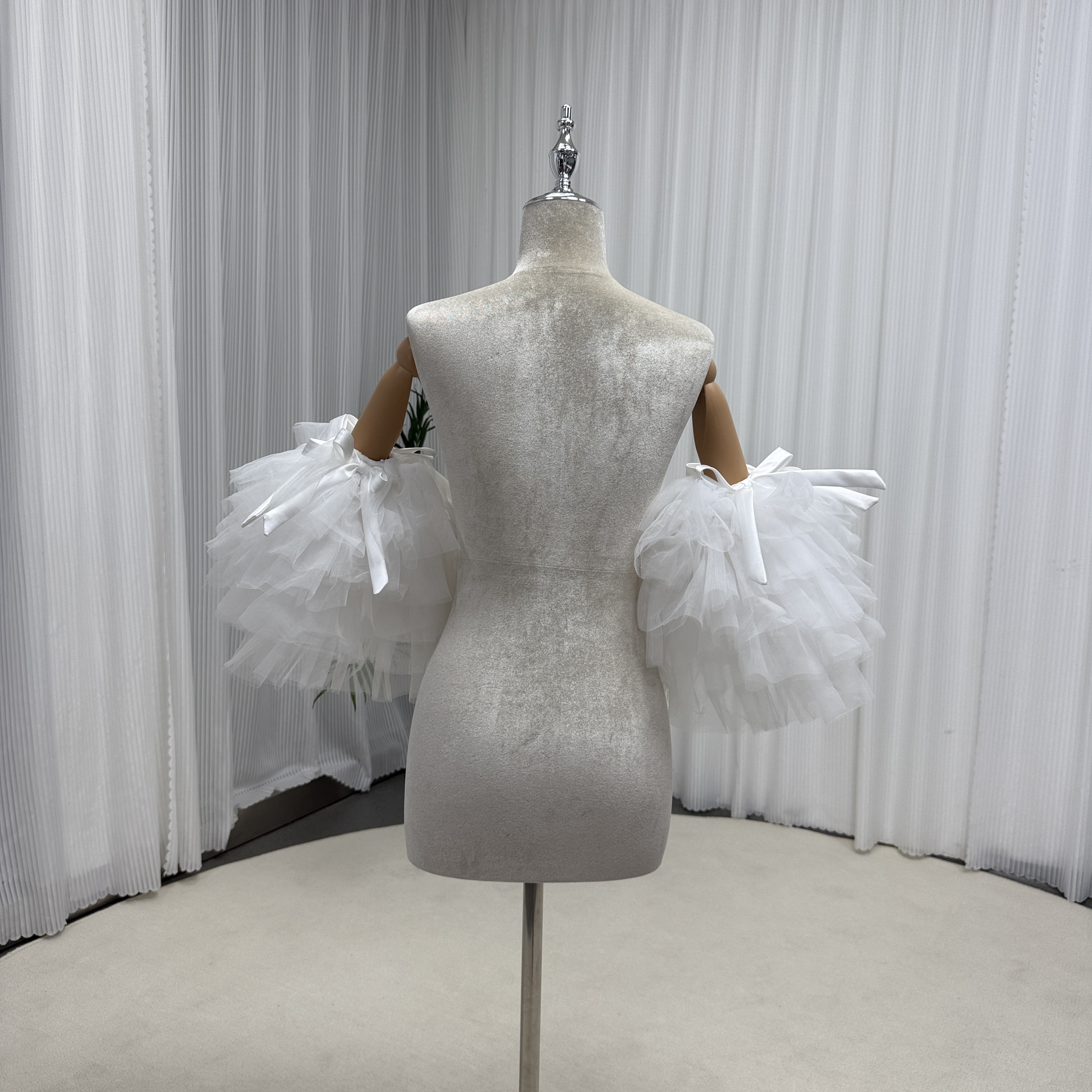 オフホワイト ふわふわ袖 ラッフルフリル リボン ストレッチ エレガント 結婚式