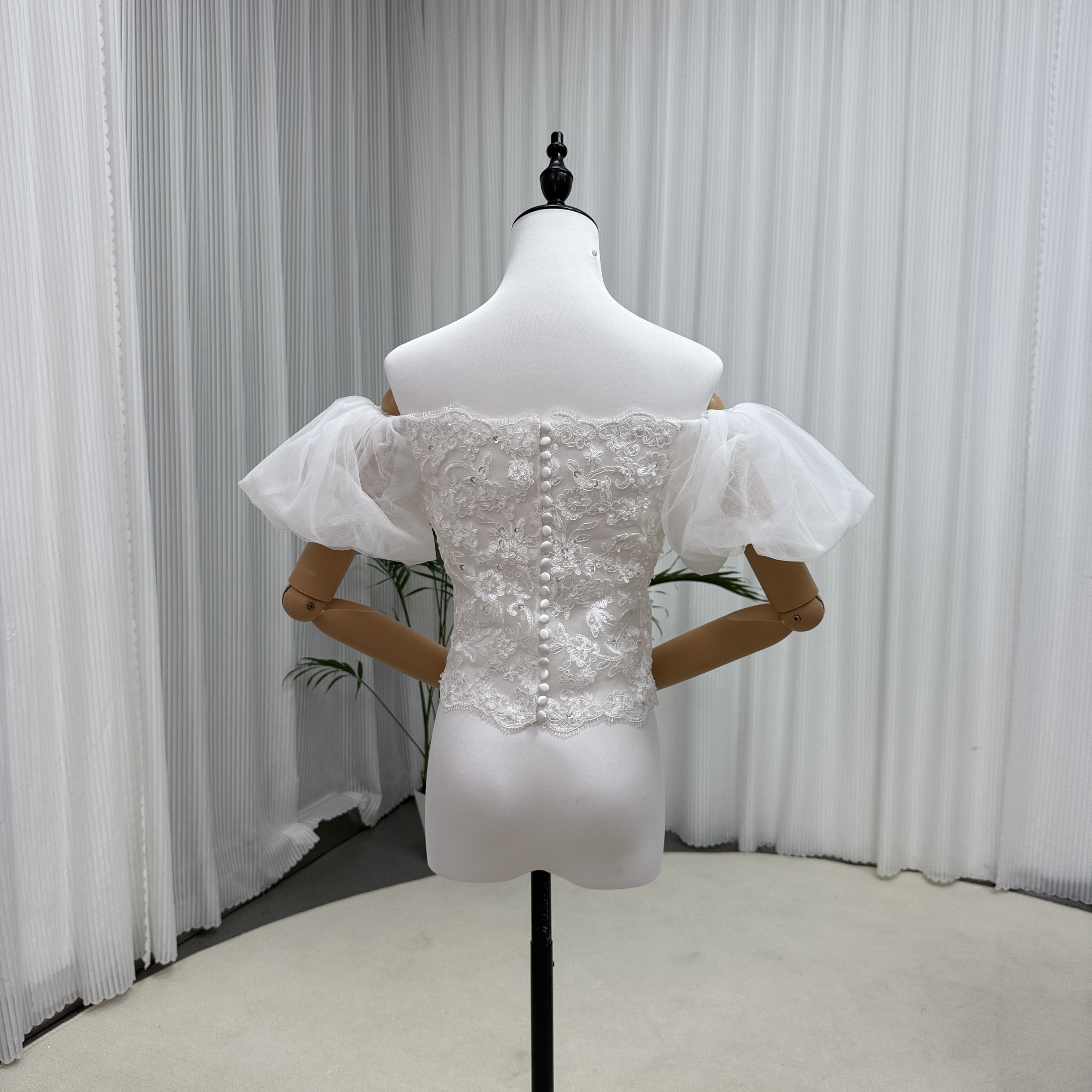 ボレロ オフショルダー パフスリーブ 上品花レース キラキラスパンコール くるみボタン 結婚式