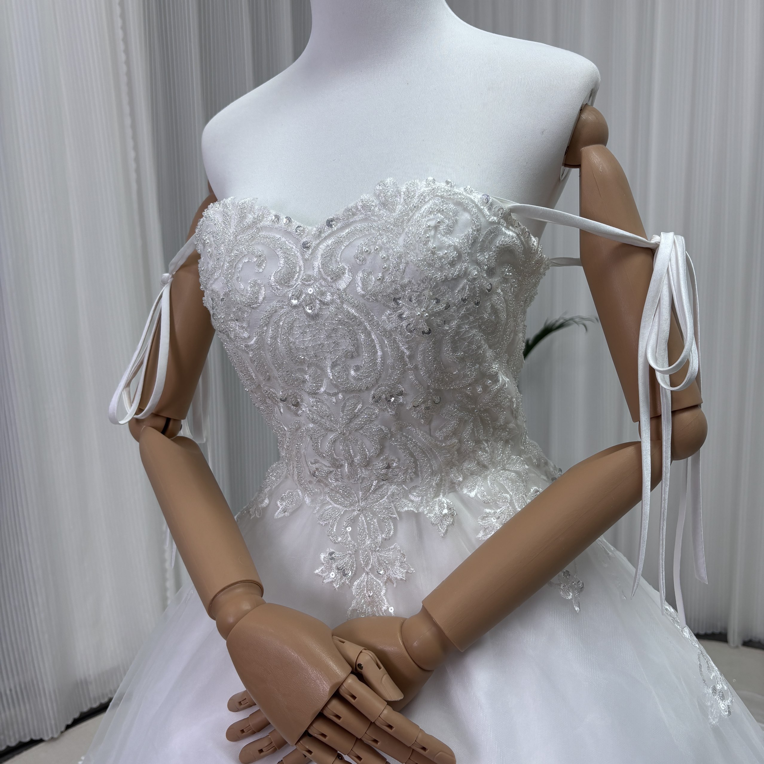 ウェディングドレス オフショルダー プリンセスライン キラキラ光る刺繍 憧れのドレス 結婚式 ¥
