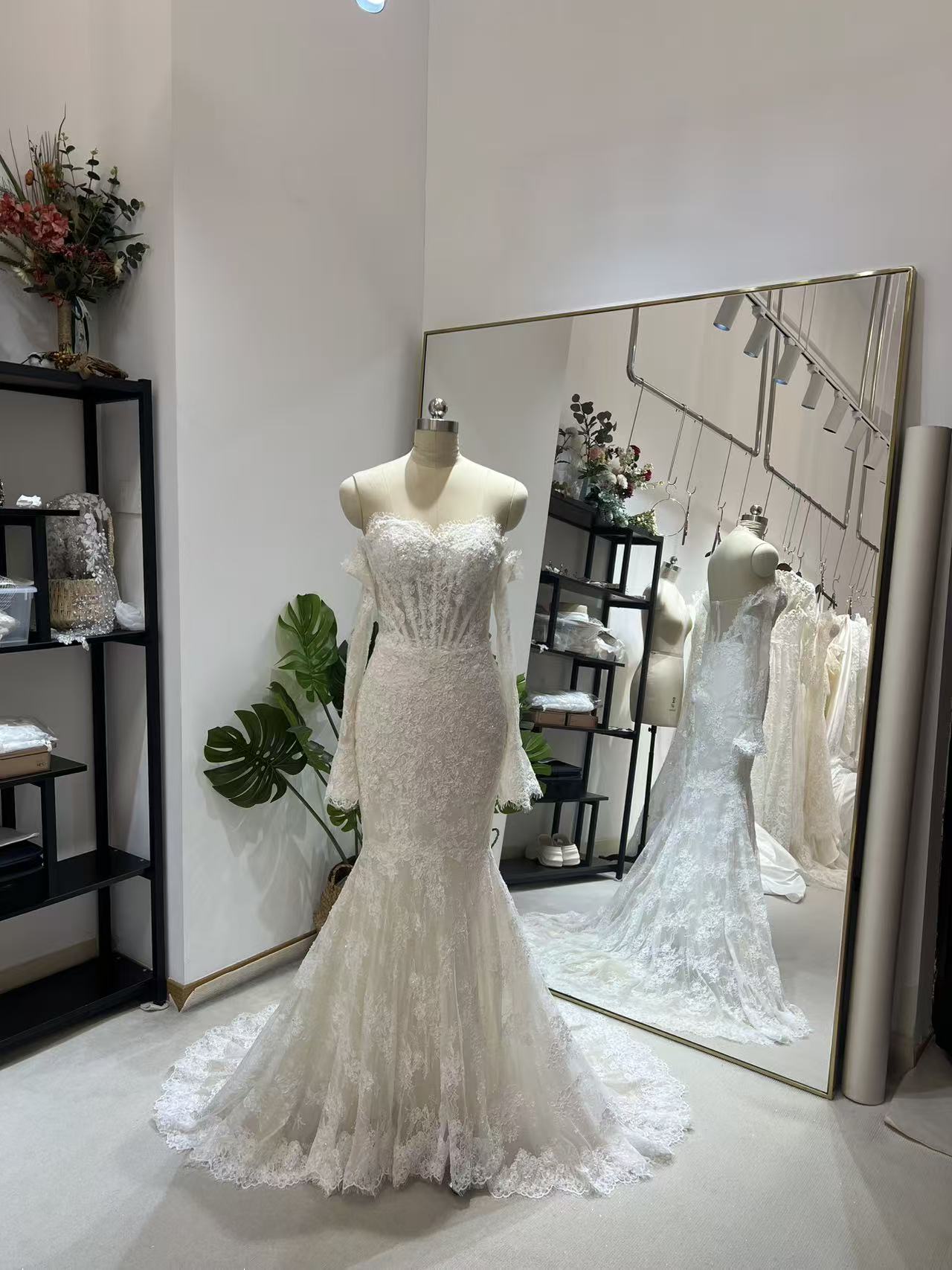 上品！ウエディングドレス ベアトップ マーメイドライン 贅沢な総レース 背中見せ 結婚式