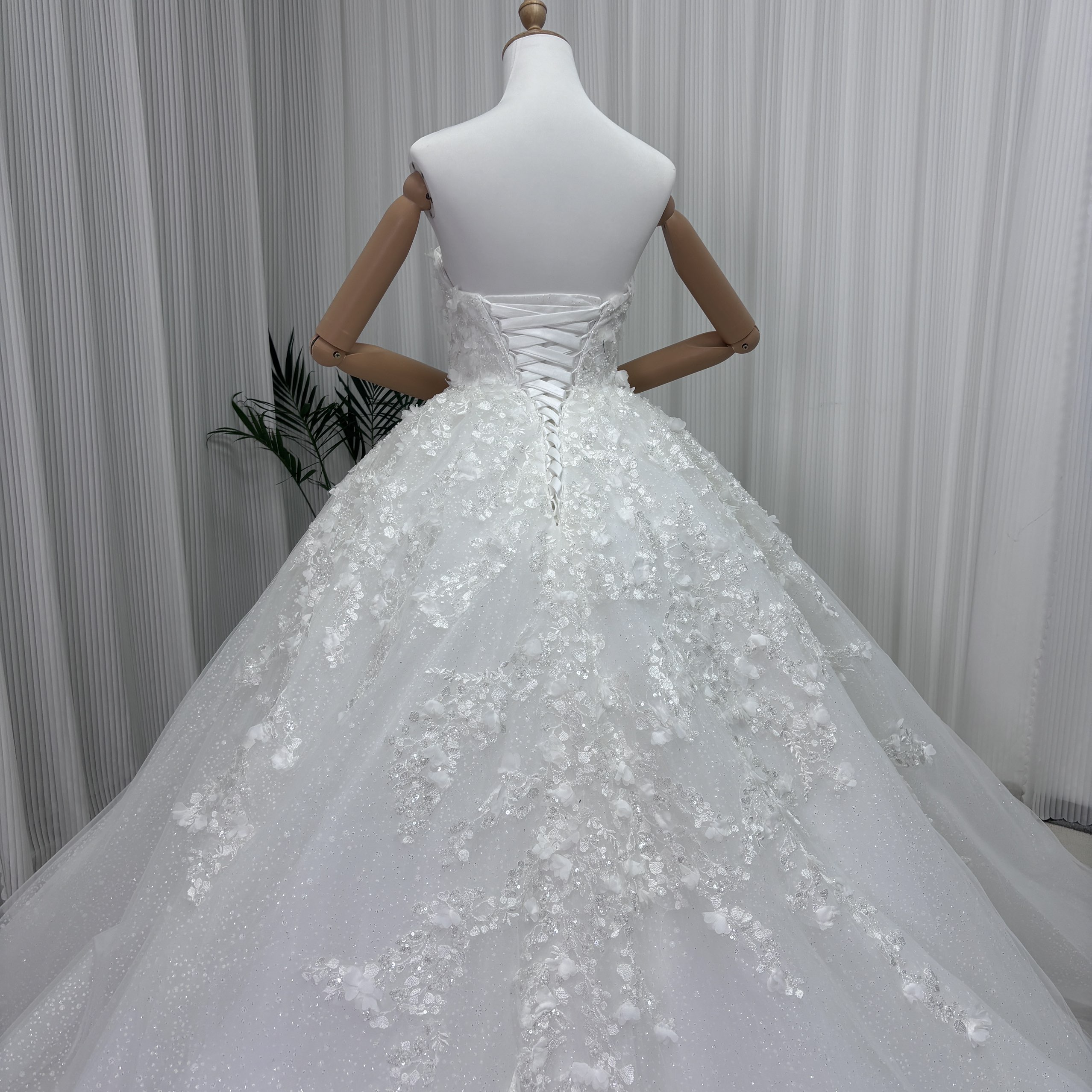 ウエディングドレス ベアトップ 美しい花レース シークインチュール プリンセスライン 編み上げ 結婚式