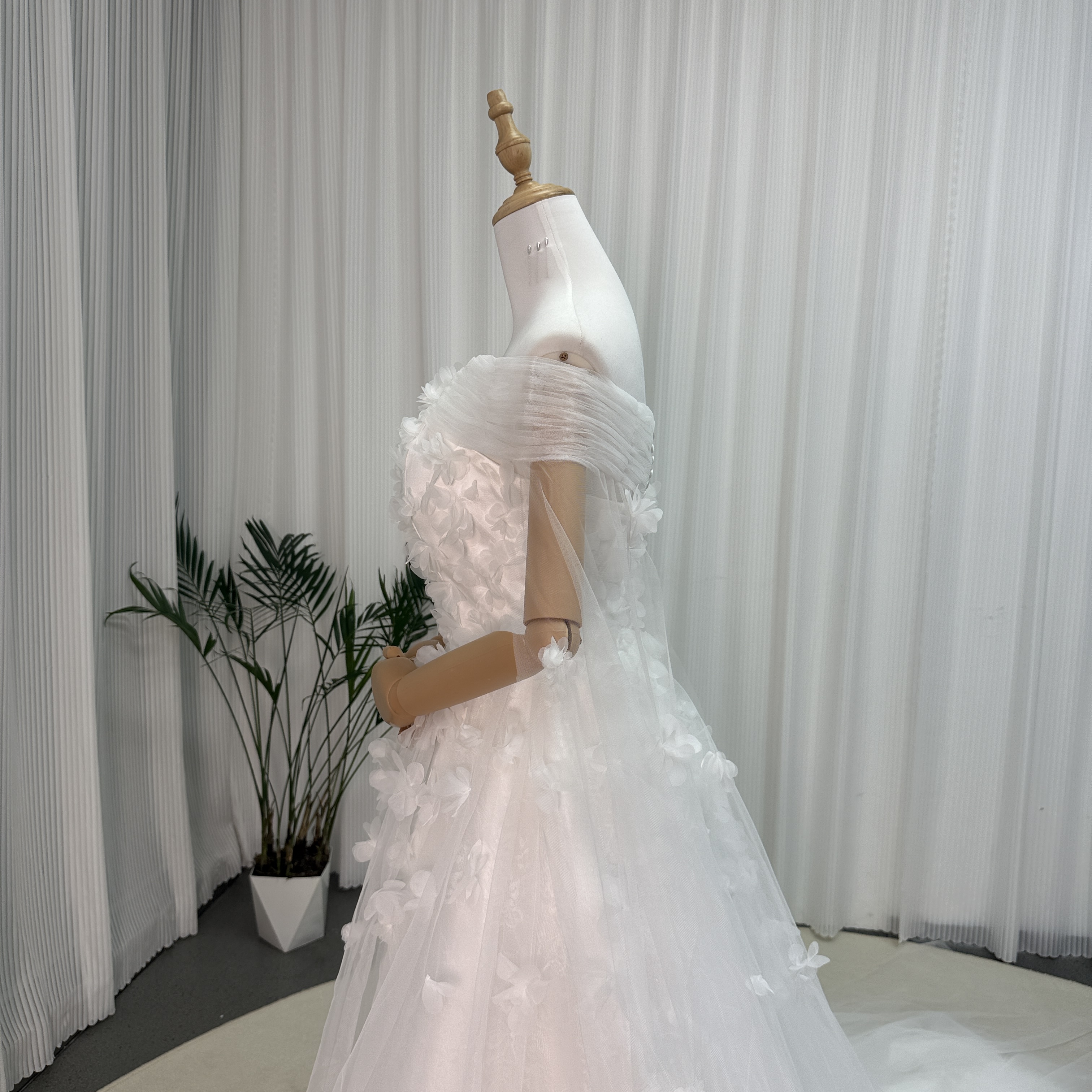 フランス風 ウエディングドレス オフショルダー 3D立体花レース刺繍 優雅なシルエット トレンド人気 結婚式