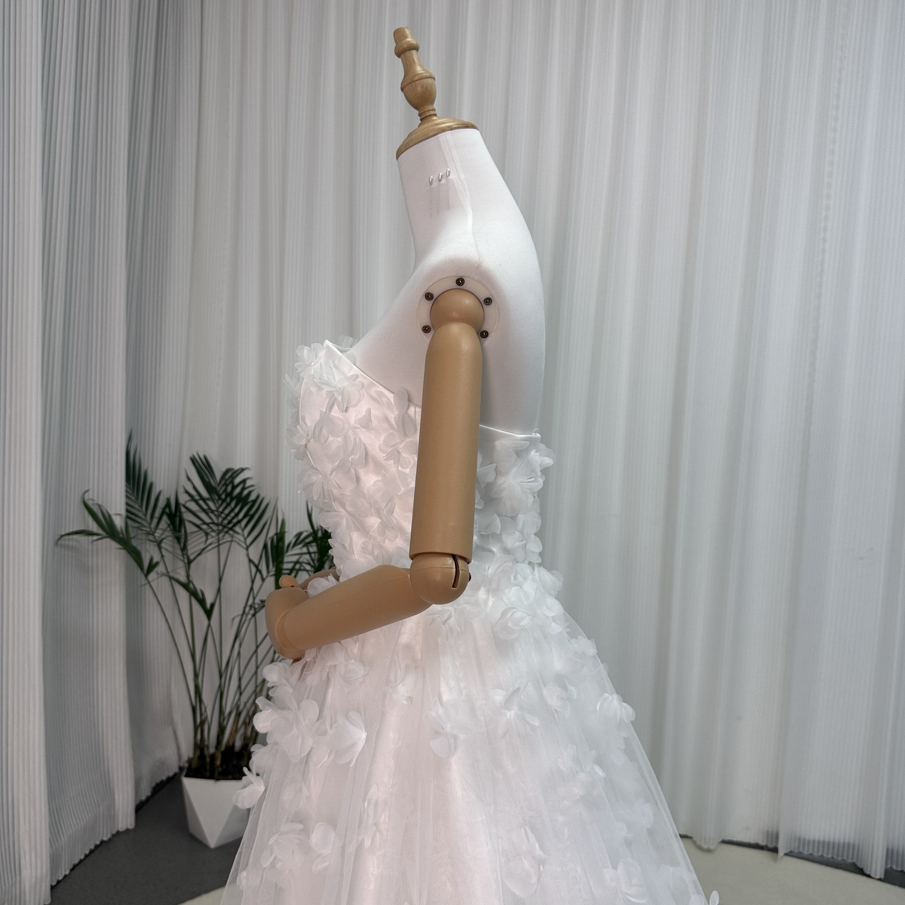 フランス風 ウエディングドレス ベアトップ 3D立体花レース刺繍 優雅なシルエット トレンド人気 結婚式
