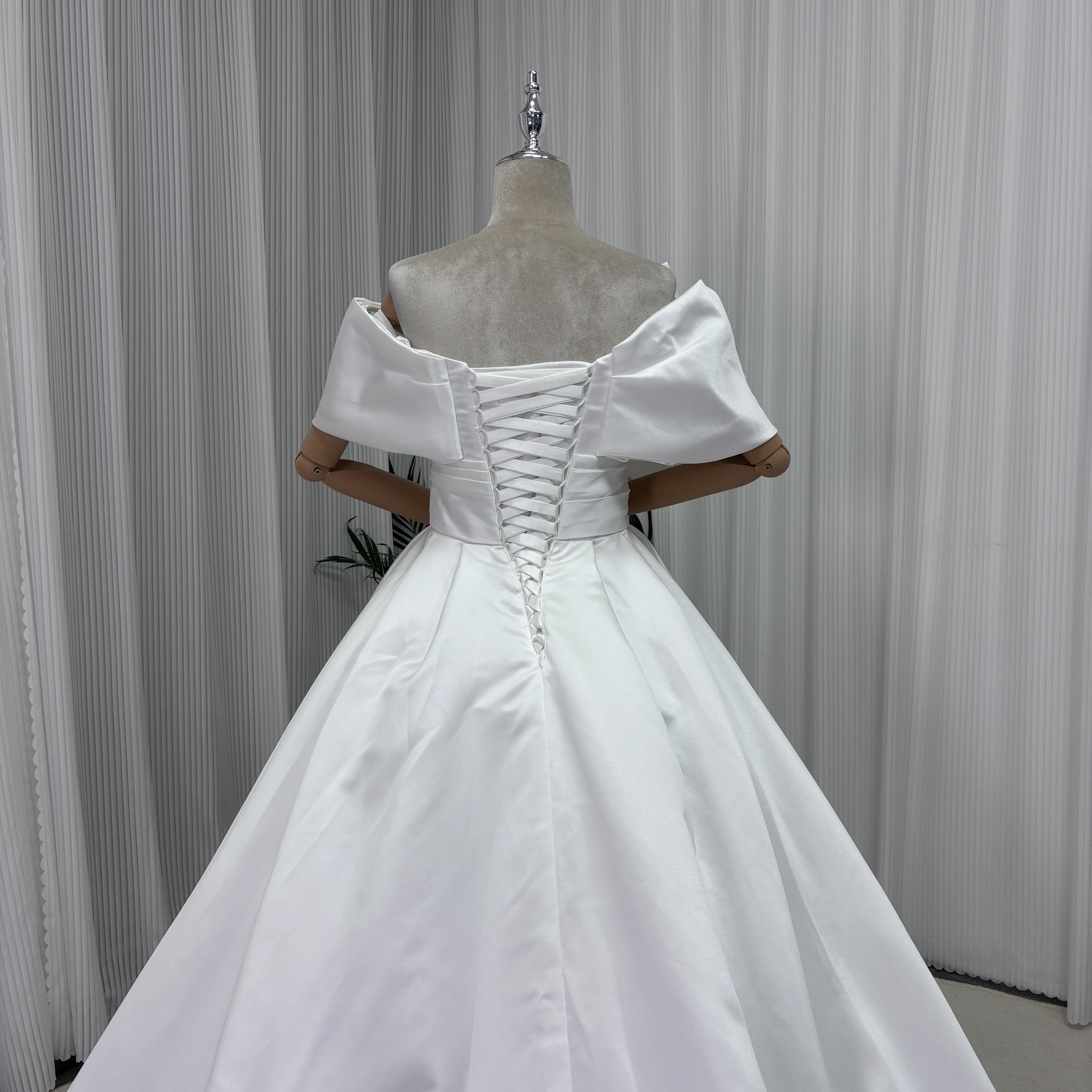 ウエディングドレス オフショルダー ロイヤルサテン 優雅なシルエット ロングトレーン 結婚式