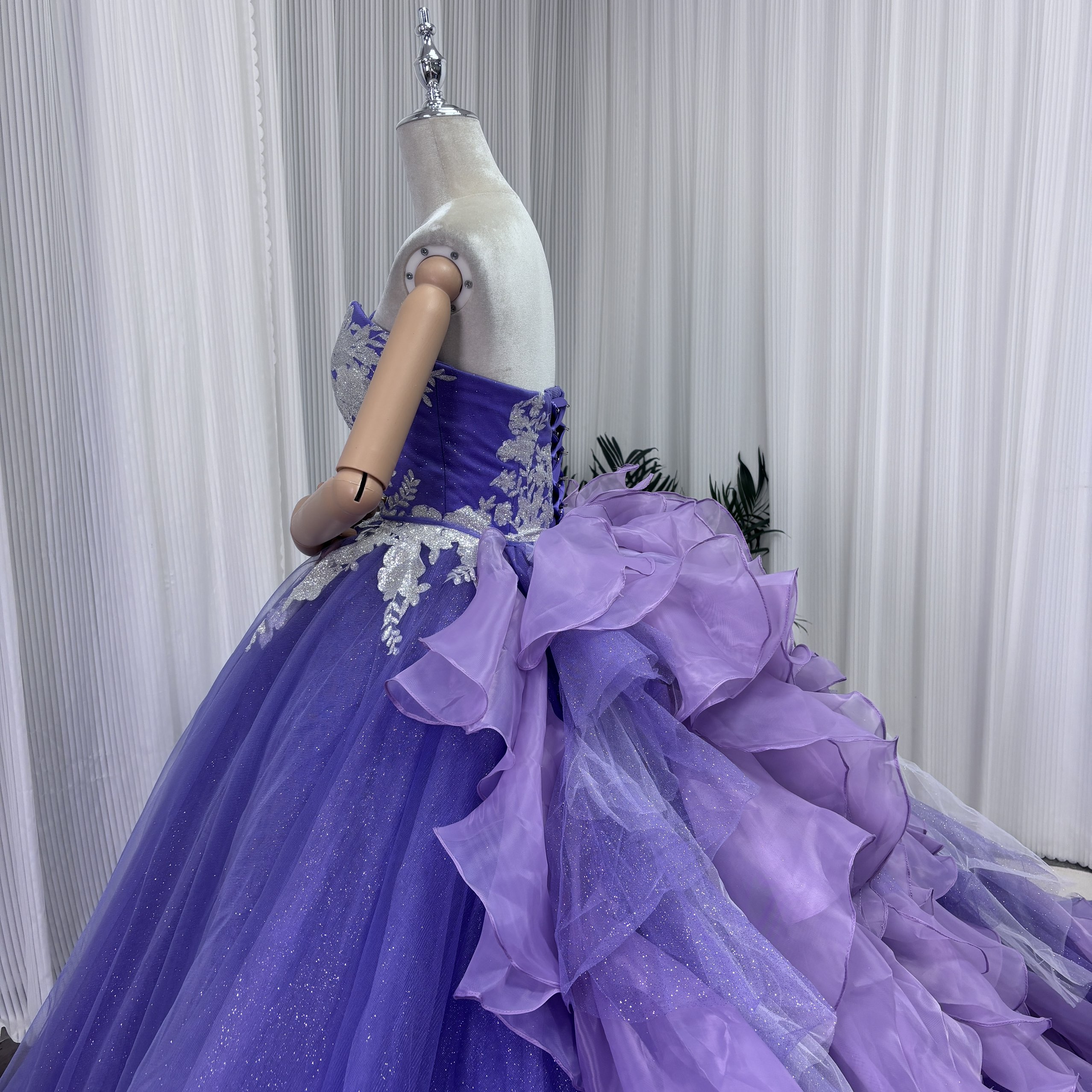 豪華！カラードレス パープル ベアトップ 美しい花レース ラッフルフリル リボントレーン キラキラチュール 花嫁