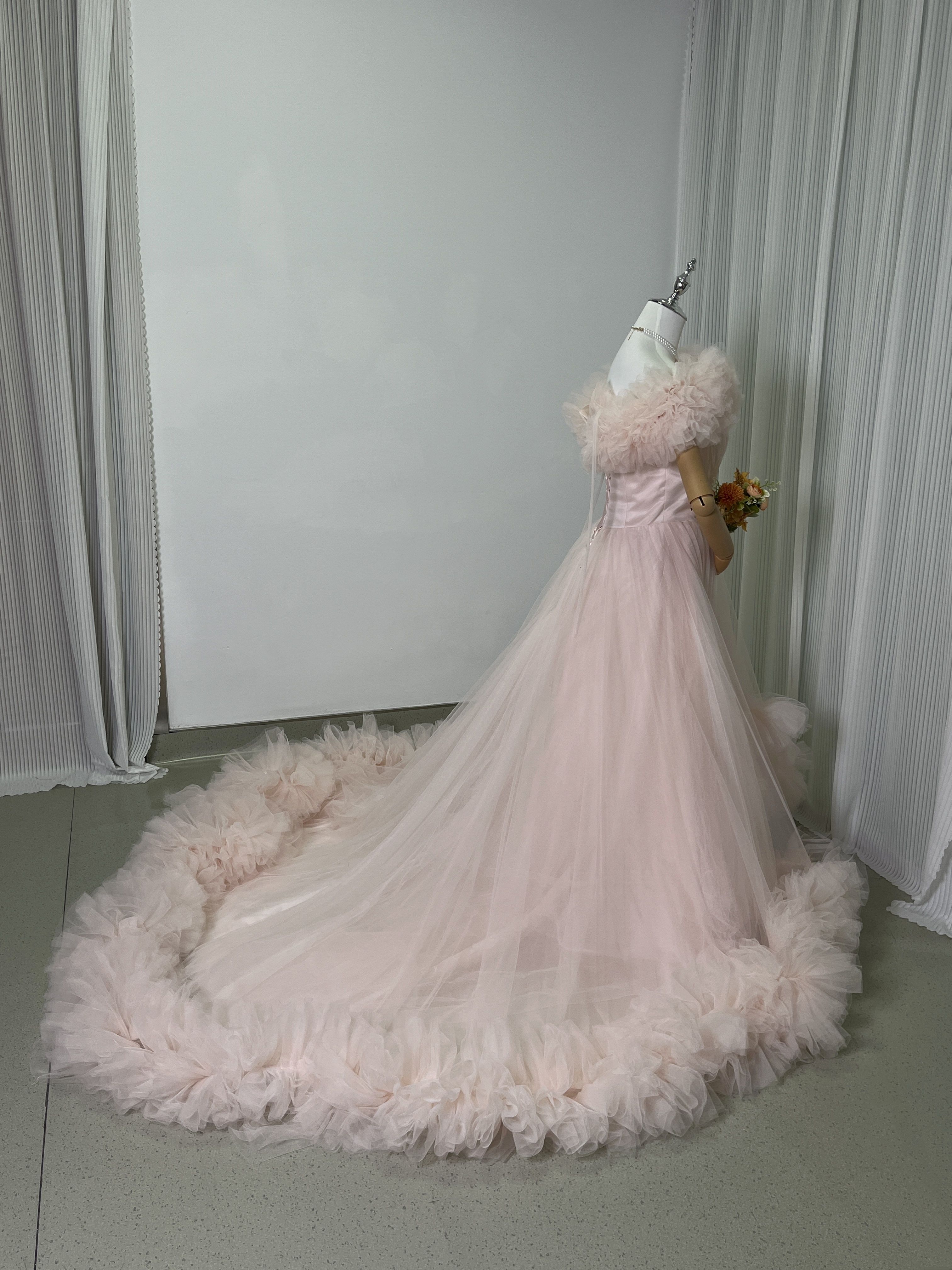 豪華！カラードレス 薄ピンク ラッフルフリル オフショルダー チュールスカート 編み上げ 前撮り