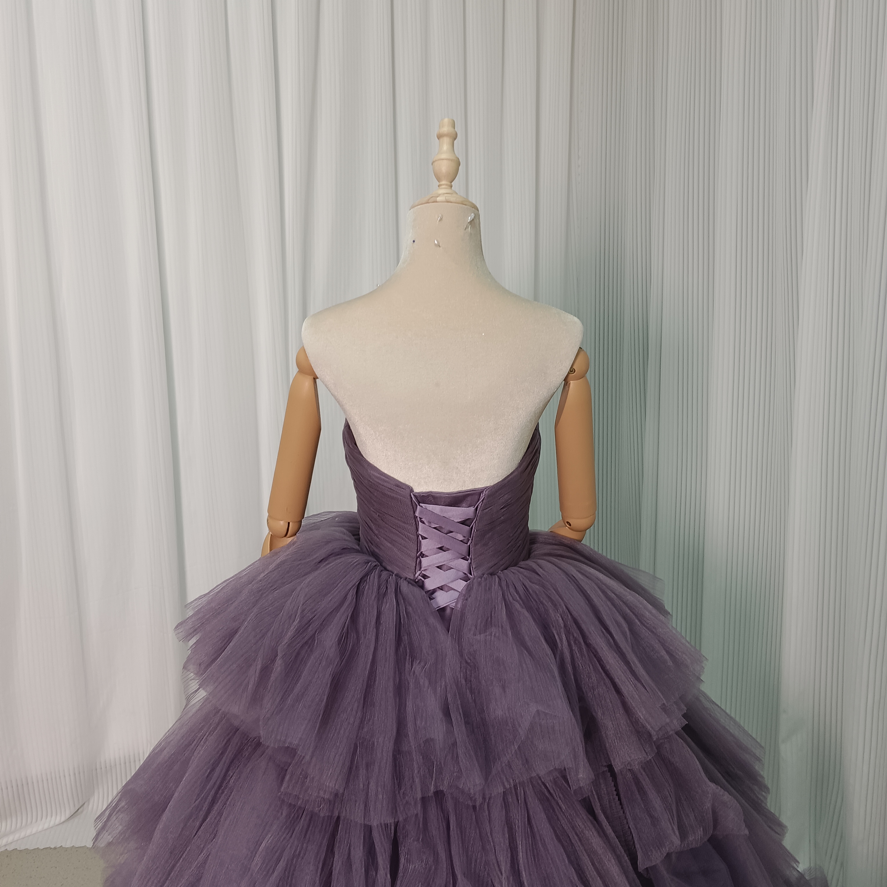 豪華！カラードレス パープル ベアトップ 柔らかく重ねたチュールスカート 編み上げ 披露宴 可愛い