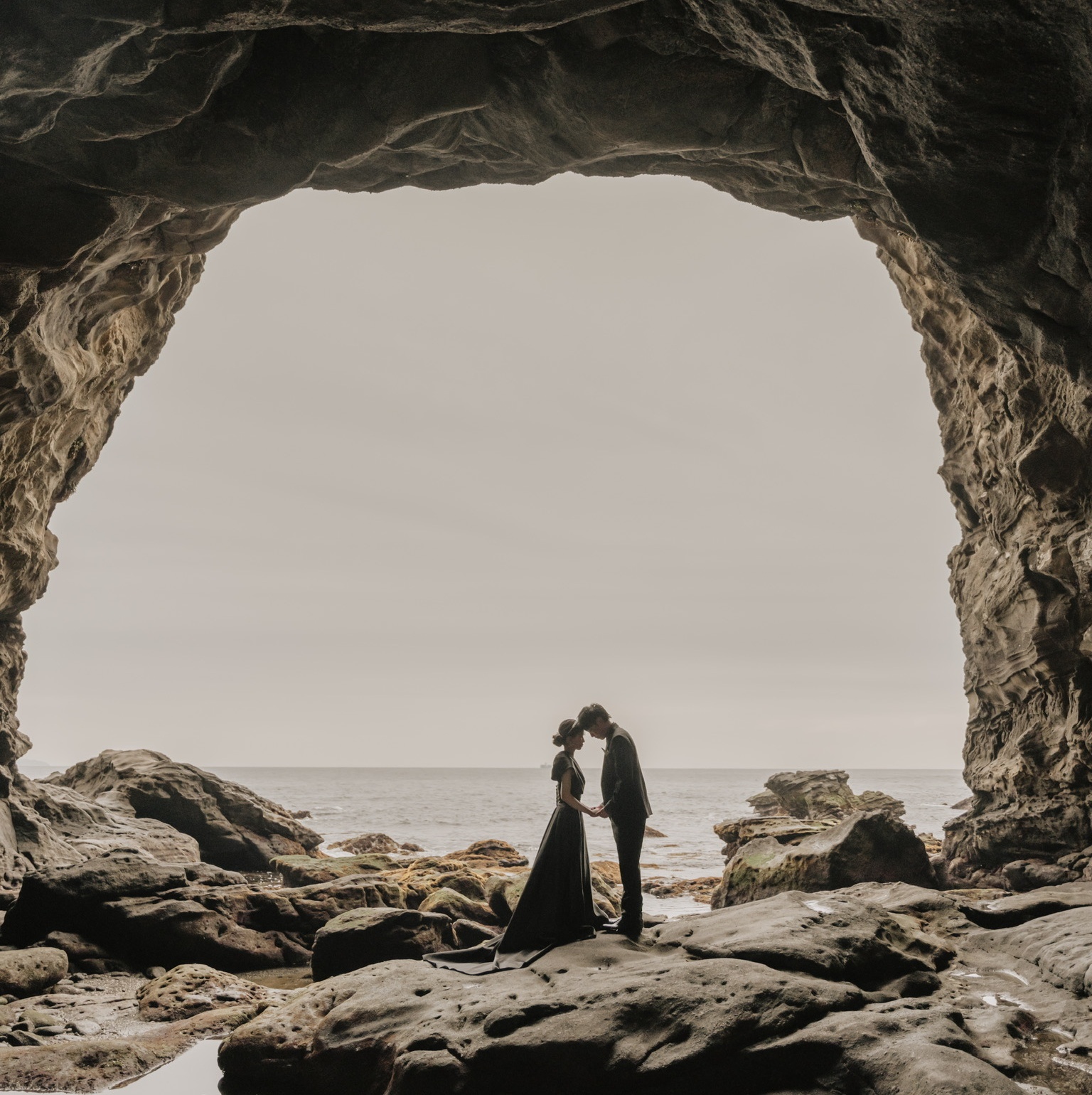 実例写真！ブラックカラードレス　ワンショルダー　高級サテン　トレーン　くるみボタン　前撮り　