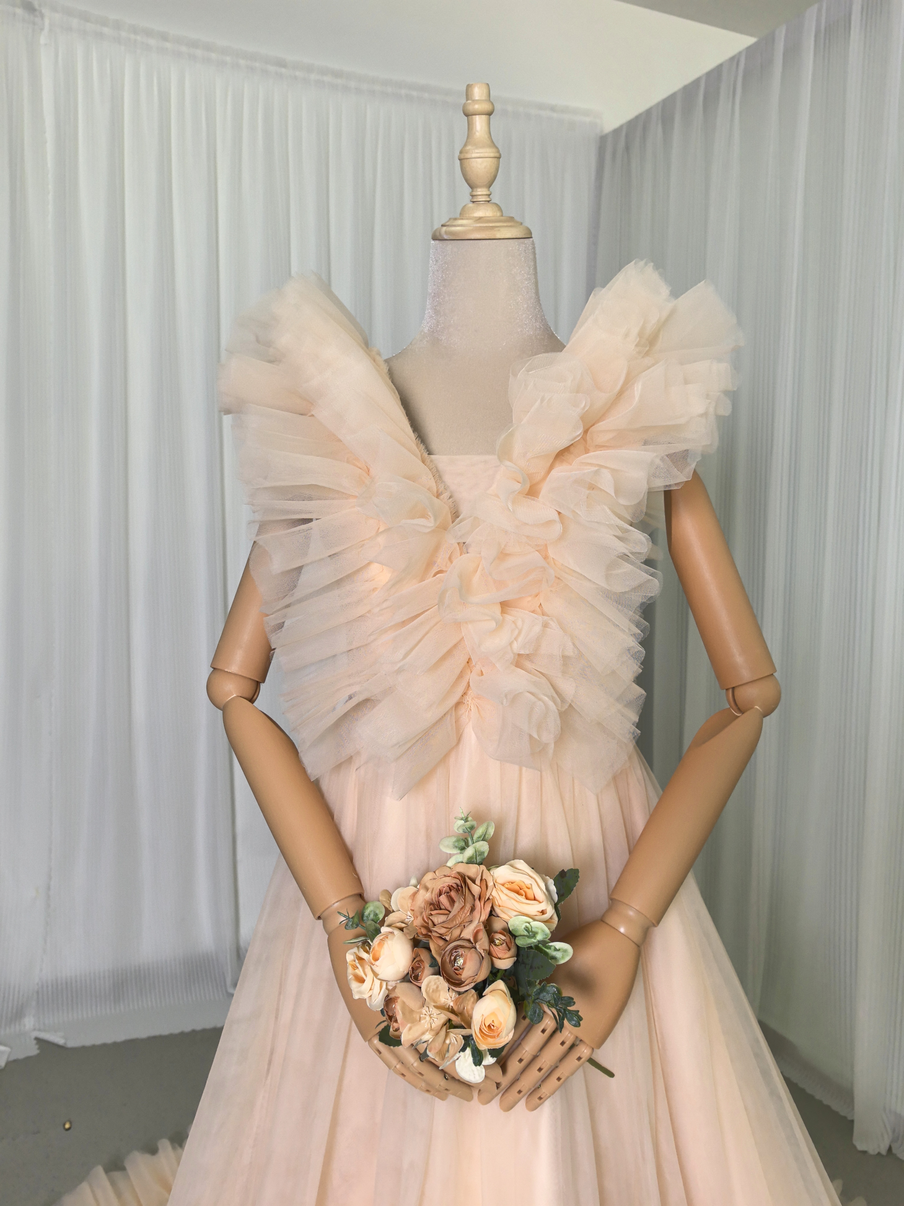 カラードレス シャンパン色 Vネック 柔らかく重ねたチュールスカート 優雅なシルエット 前撮り