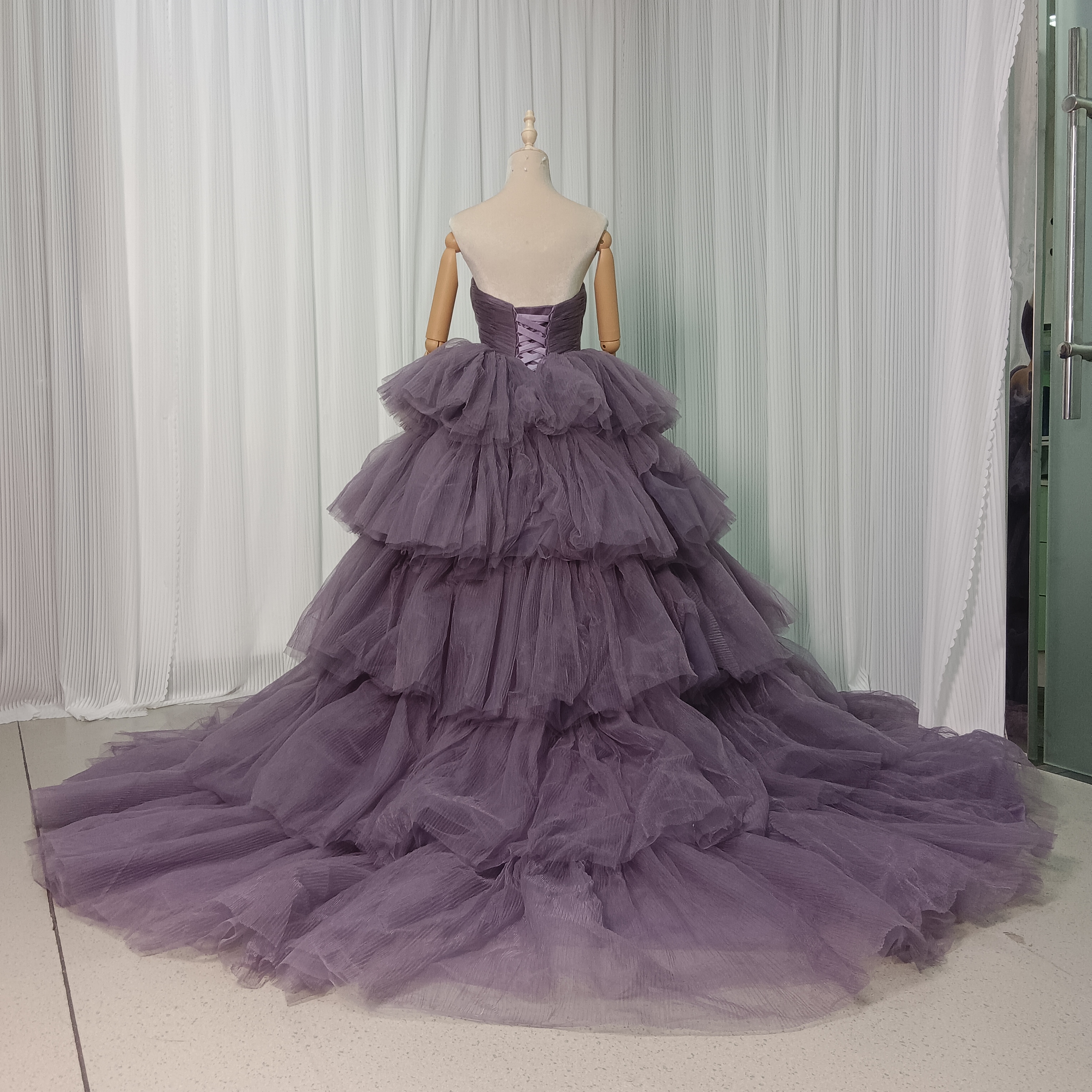 豪華！カラードレス パープル ベアトップ 柔らかく重ねたチュールスカート 編み上げ 披露宴 可愛い