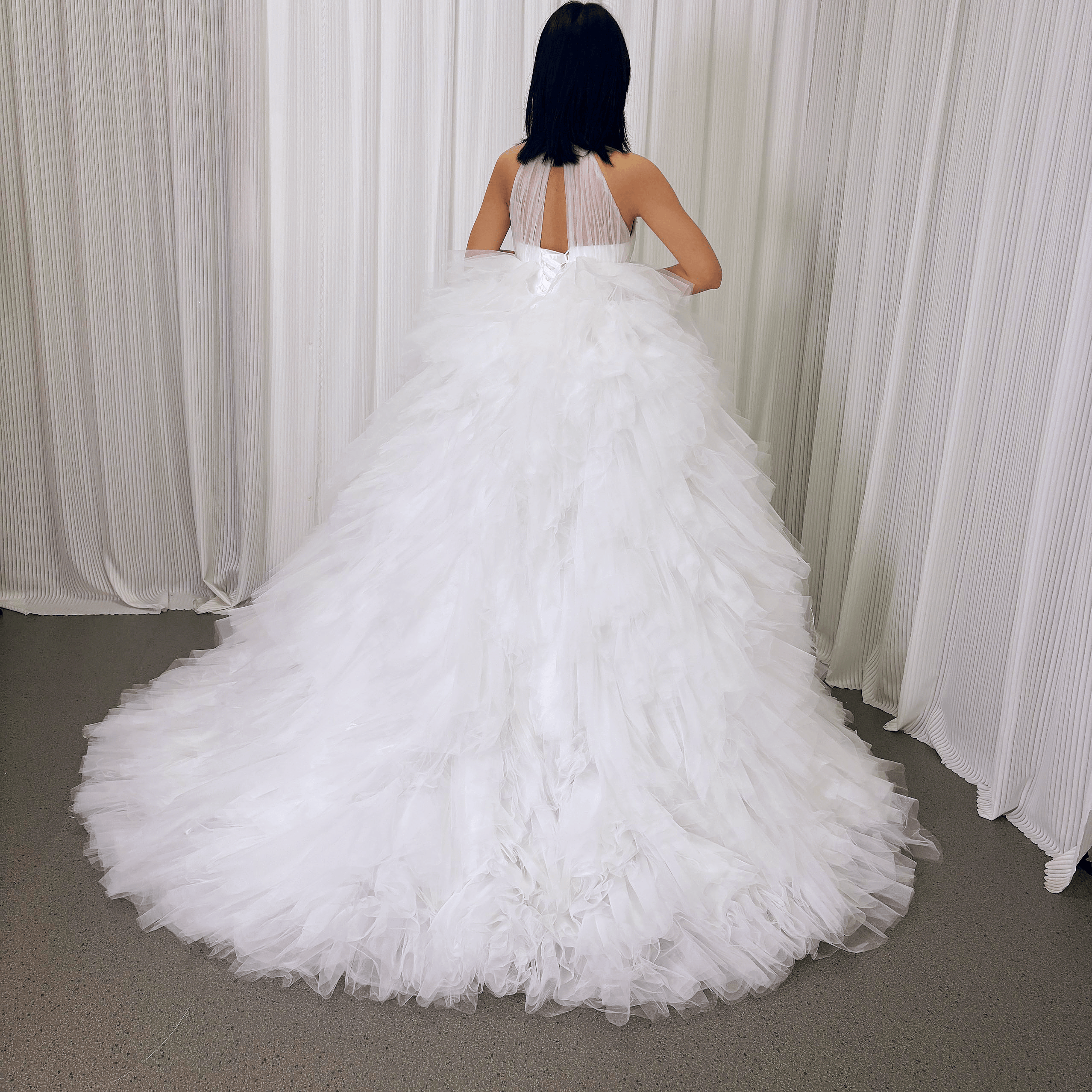 豪華！ウェディングドレス ホルターネック パール もこもこドレス 背中見せ 結婚式 前撮り