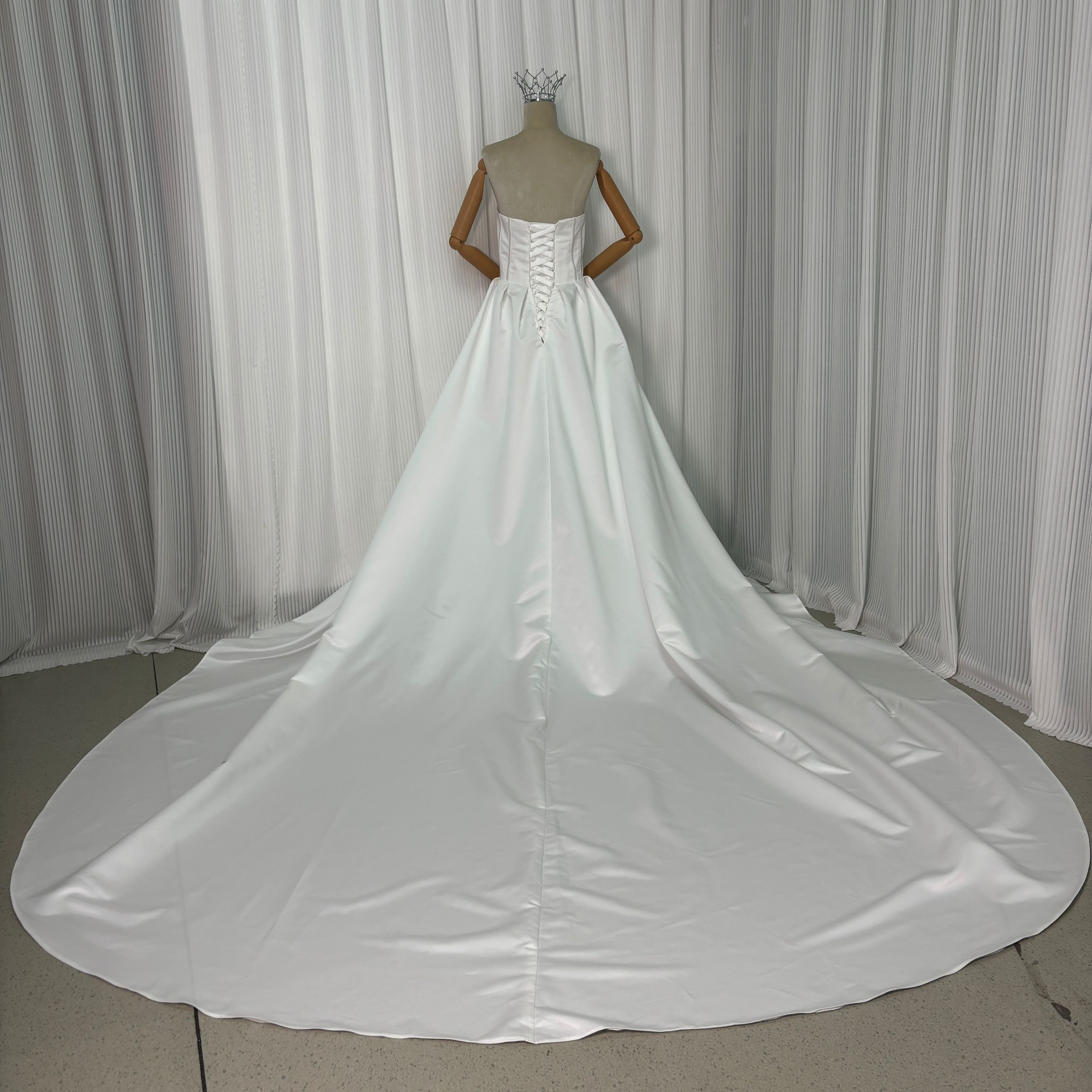 ウエディングドレス ベアトップ 光沢サテン ビスチェタイプ 結婚式 ロングトレーン 色直し