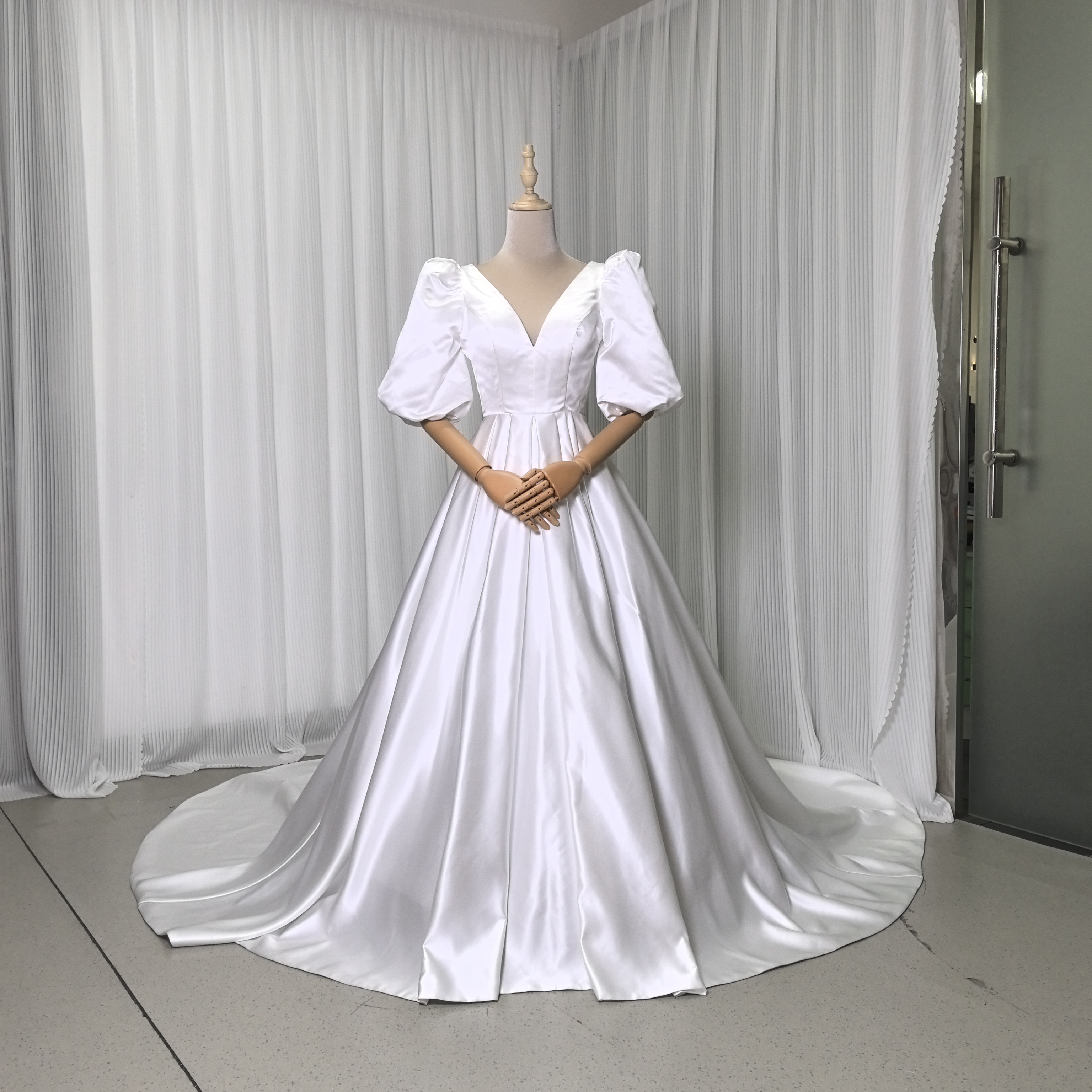 高品質！ウェディングドレス Vネック プリンセスライン パフスリーブ  背中見せ ロングトレーン 拳式