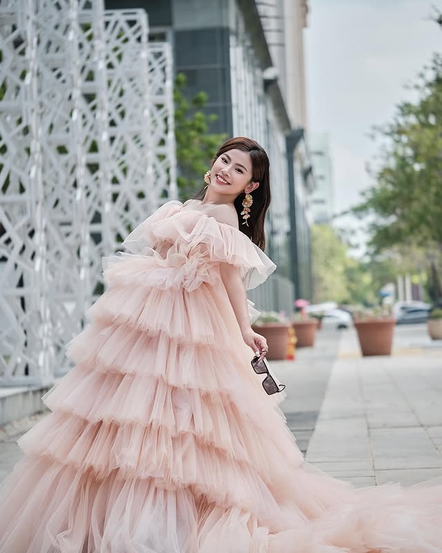 実例写真！カラードレス ピンク オフショルダー 可愛い 柔らかく重ねたチュールスカート フリルドレス 前撮り