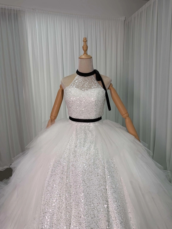 実例写真！ウエディングドレス ホルターネック インポートビジューレース 華やかなトレーン 前撮り もこもこドレス