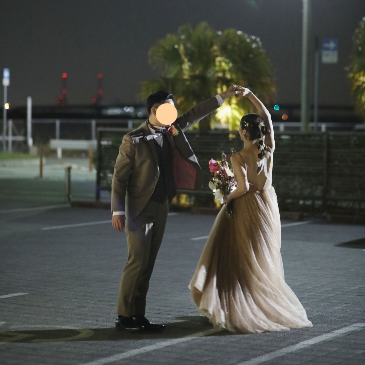 実例写真！カラードレス シャンパン色 キャミソール キラキラグリッターチュール Vネック 背中見せ 前撮り