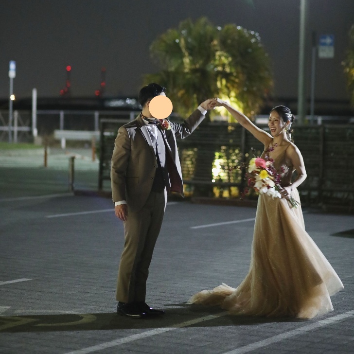 実例写真！カラードレス シャンパン色 キャミソール キラキラグリッターチュール Vネック 背中見せ 前撮り