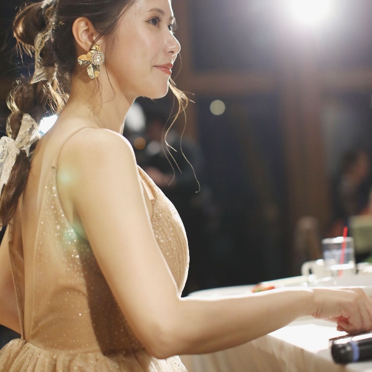 実例写真！カラードレス シャンパン色 キャミソール キラキラグリッターチュール Vネック 背中見せ 前撮り