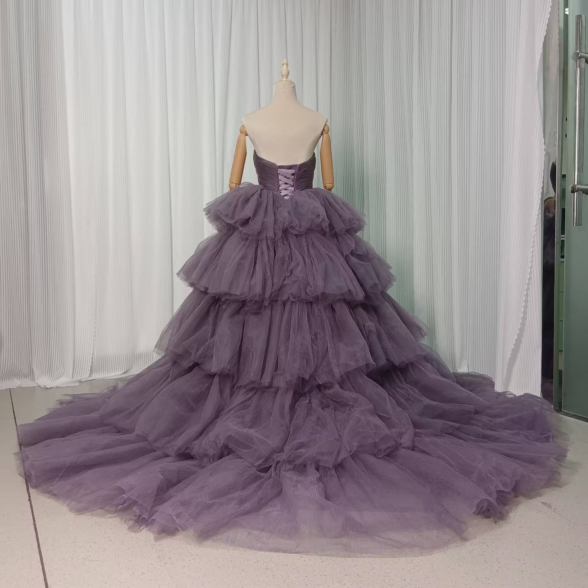 豪華！カラードレス パープル ベアトップ 柔らかく重ねたチュールスカート 編み上げ 披露宴 可愛い