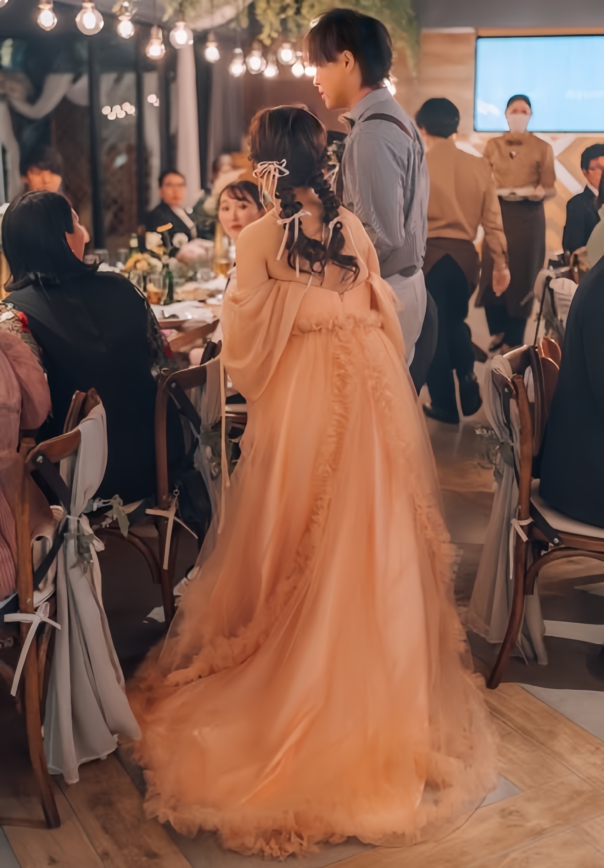 実例写真！パーティードレス 薄桃色 ベアトップ 姫袖 チュールドレス ラッフルフリル 前撮り 二次会