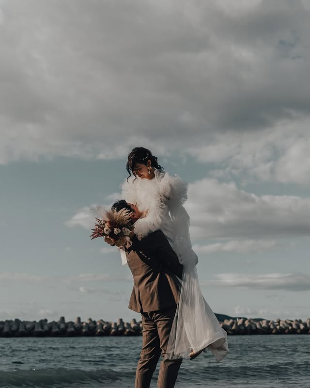 実例写真！人気上昇！ ウェディングドレス+トップス ツーピース ビーズの肩紐 Vネック クレープ生地 前撮り