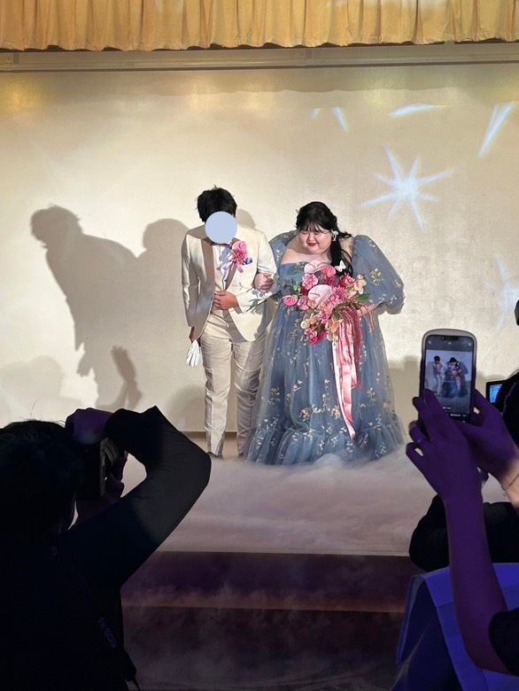 実例写真！カラードレス ブルー 七分袖丈 花モチーフ ふわふわドレス 可愛い ファスナー 二次会 前撮り