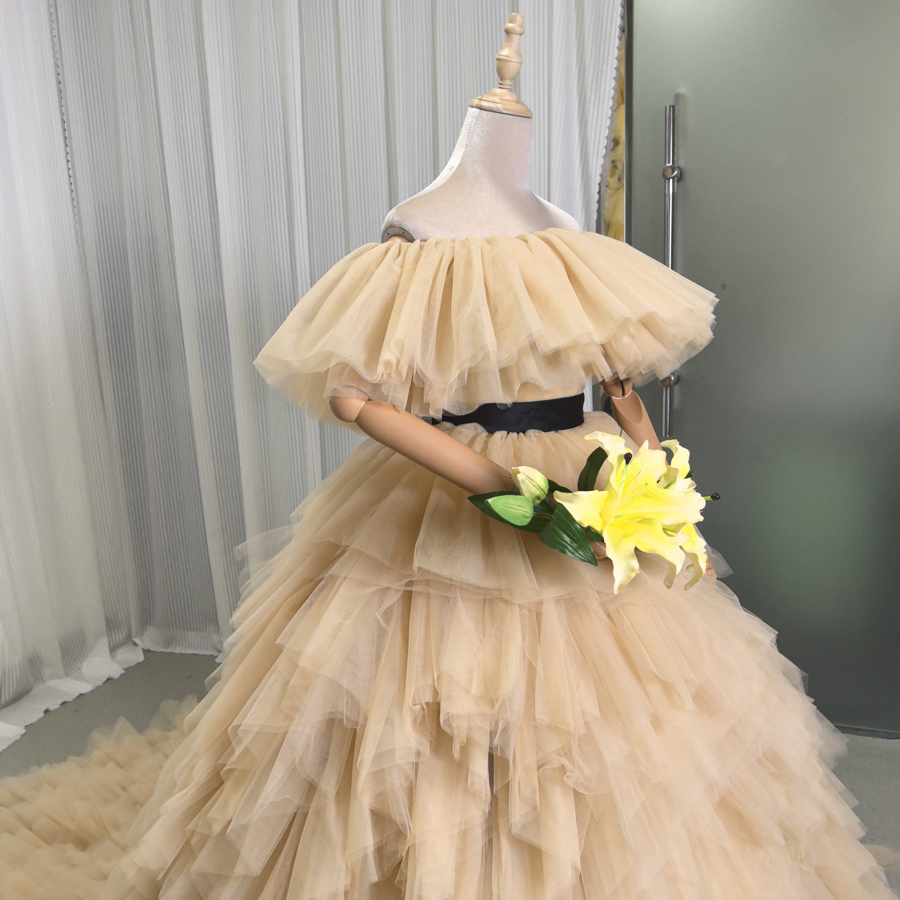 豪華！カラードレス ベージュ オフショルダー サッシュベルト 柔らかく重ねたチュールスカート 編み上げ 結婚式