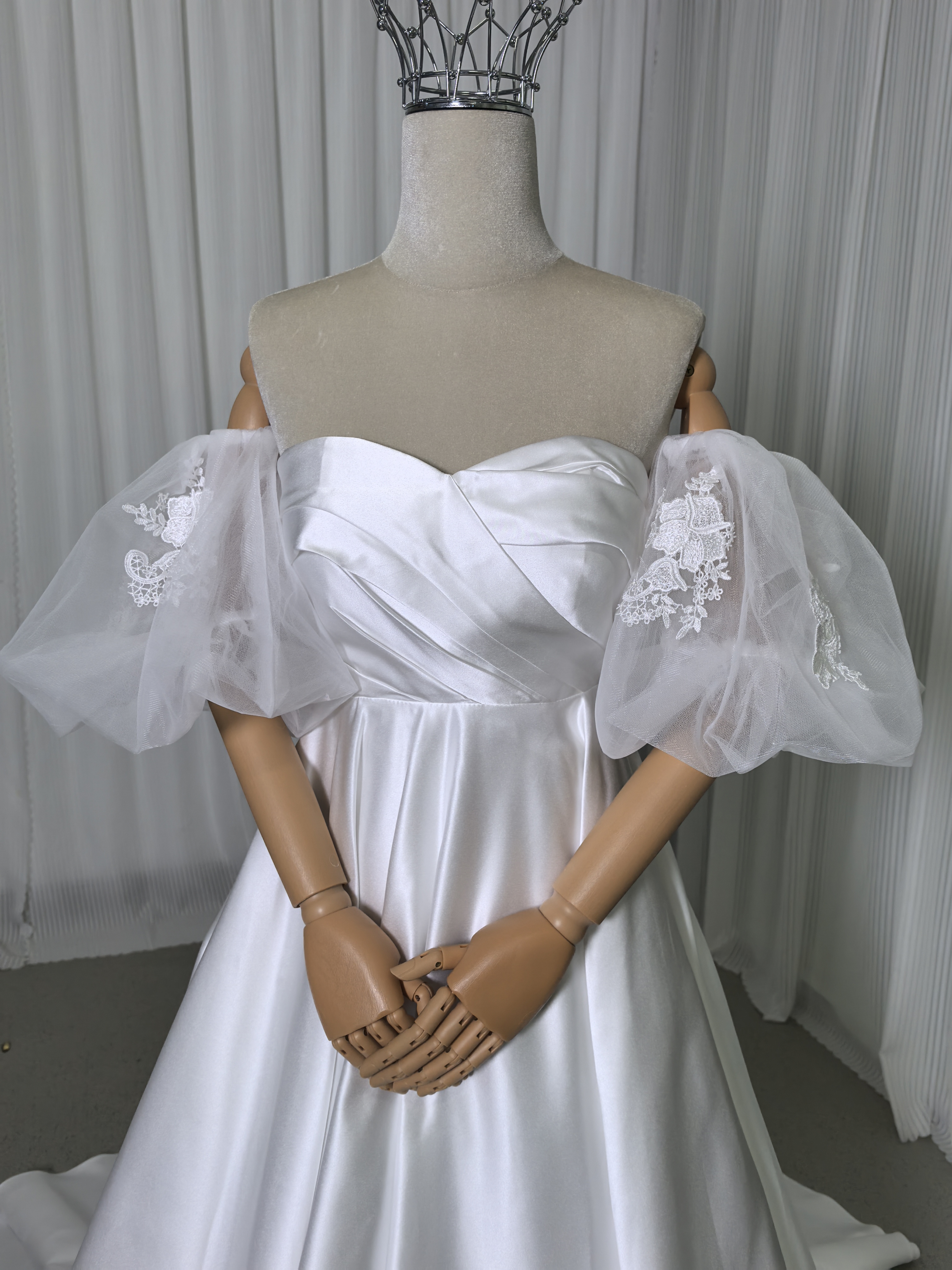ウェディングドレス ベアトップ 上品透け袖 光沢サテン 編み上げ 可愛い 花嫁