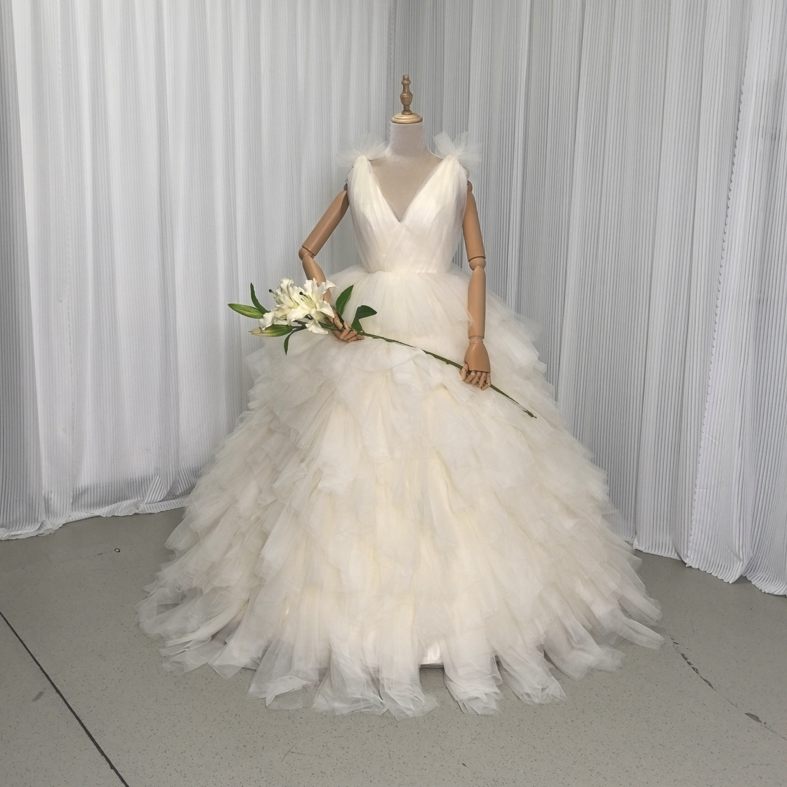 ウエディングドレス パステルイエロー Vネック もこもこドレス プリンセスライン ロング 結婚式 前撮り