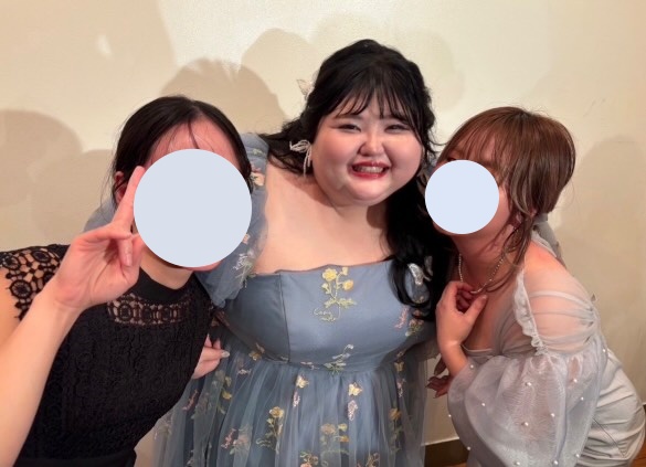 実例写真！カラードレス ブルー 七分袖丈 花モチーフ ふわふわドレス 可愛い ファスナー 二次会 前撮り