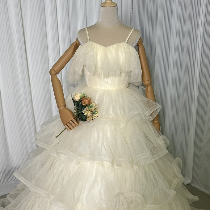 実例写真！カラードレス 薄シャンパンの色 ロング ラッフルフリル 編み上げ 前撮り 可愛い