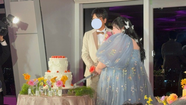 実例写真！カラードレス ブルー 七分袖丈 花モチーフ ふわふわドレス 可愛い ファスナー 二次会 前撮り