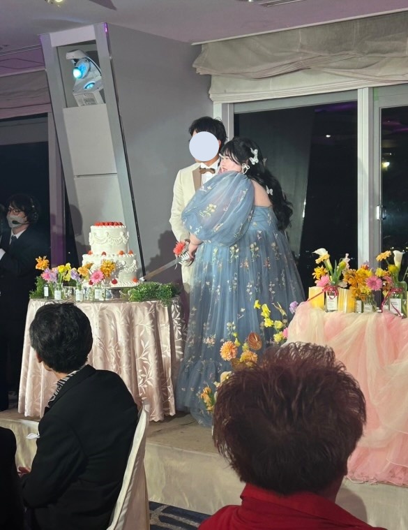 実例写真！カラードレス ブルー 七分袖丈 花モチーフ ふわふわドレス 可愛い ファスナー 二次会 前撮り