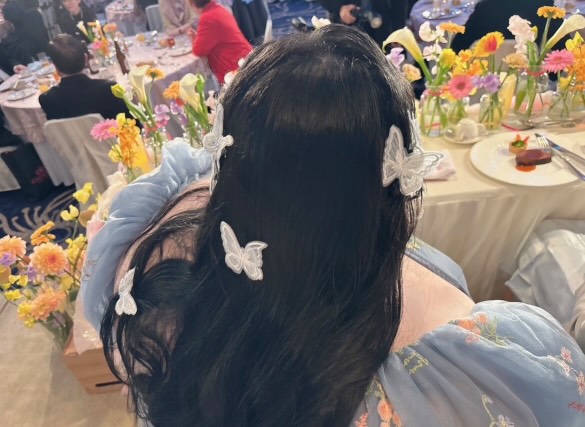 実例写真！カラードレス ブルー 七分袖丈 花モチーフ ふわふわドレス 可愛い ファスナー 二次会 前撮り