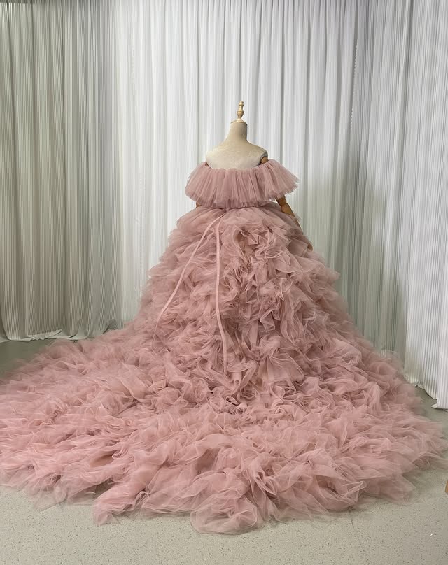 実例写真！カラードレス ピンク オフショルダー オーバースカート もこもこドレス ボリュームドレス 可愛い 前撮り