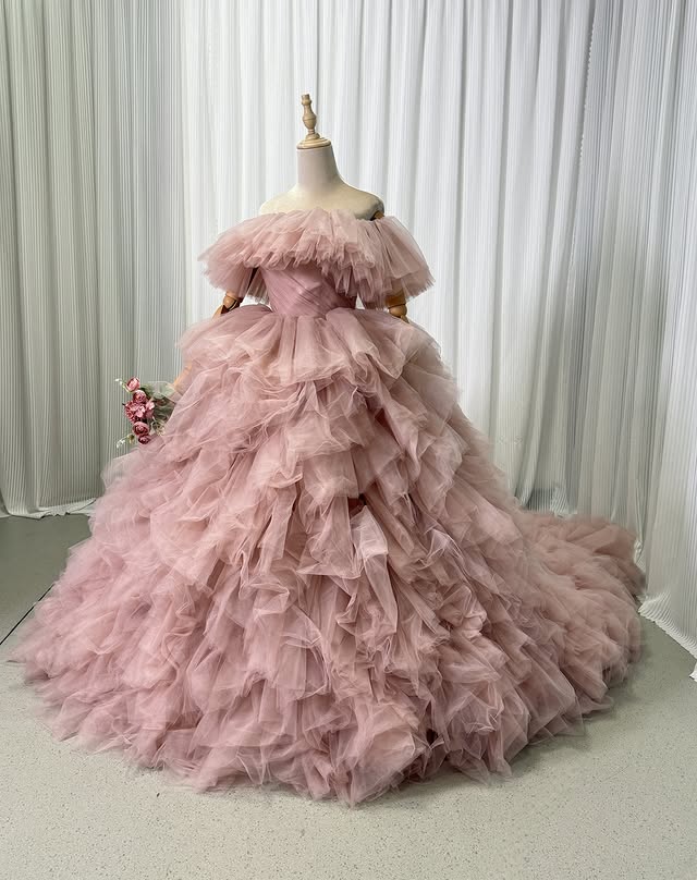 韓国風　くすみピンクカラードレス　