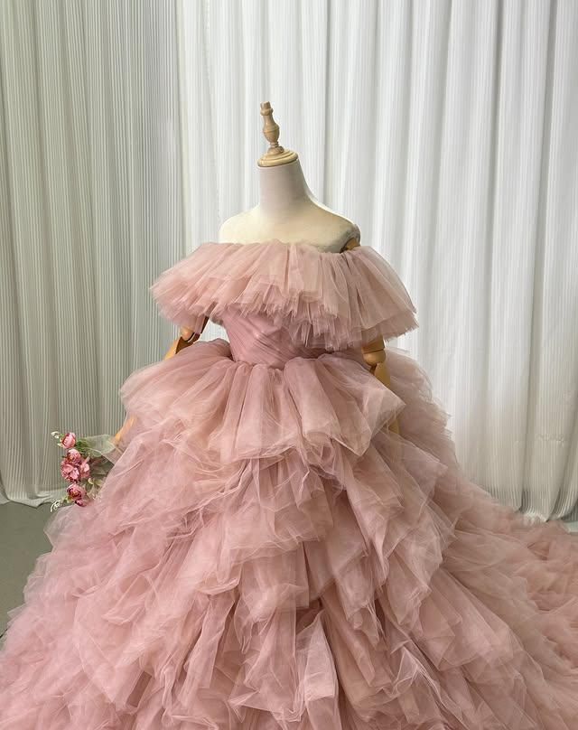 実例写真！カラードレス ピンク オフショルダー オーバースカート もこもこドレス ボリュームドレス 可愛い 前撮り