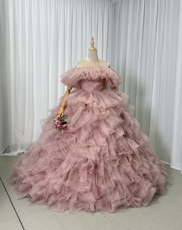 実例写真！カラードレス ピンク オフショルダー オーバースカート もこもこドレス ボリュームドレス 可愛い 前撮り