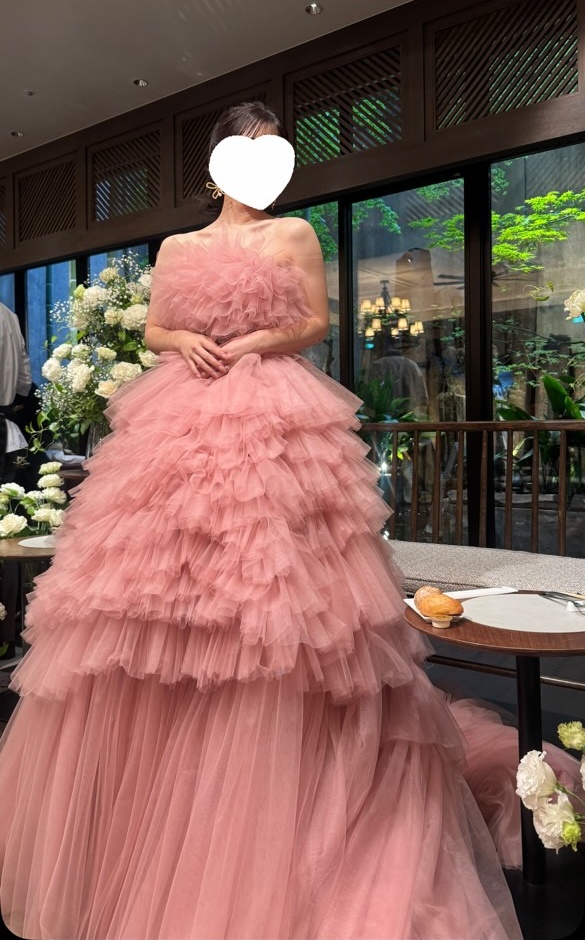 実例写真！カラードレス ピンク ベアトップ サッシュベルト 華やか 柔らかく重ねたチュールスカート 前撮り