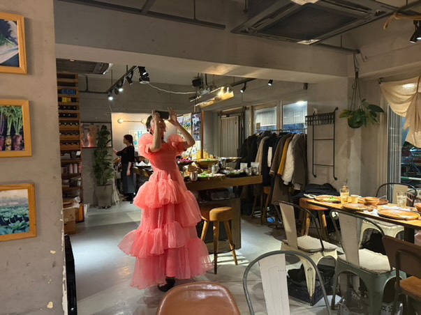 実例写真！パーティードレス ピンク 可愛い プリンセスライン ミモレ丈 デザイン感 二次会 音楽会 前撮り