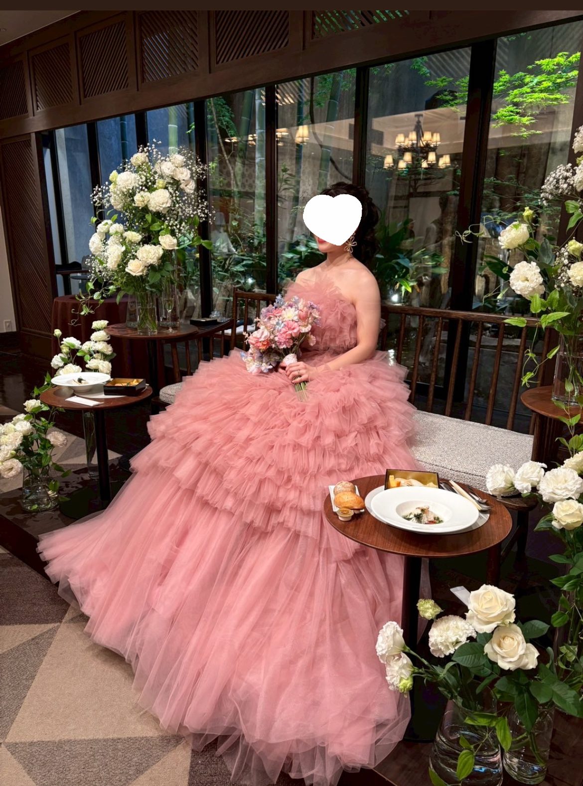 実例写真！カラードレス ピンク ベアトップ サッシュベルト 華やか 柔らかく重ねたチュールスカート 前撮り